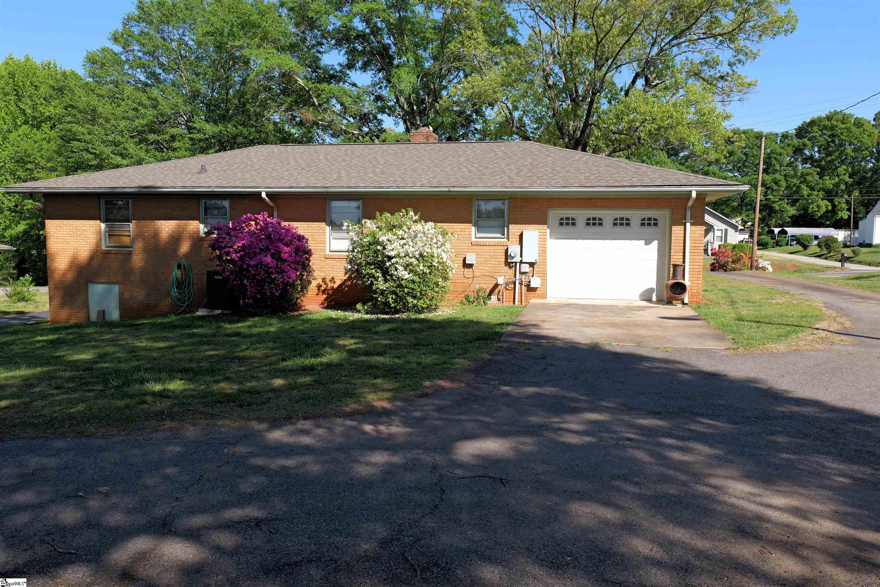 303 Inman Road Property Photo 4