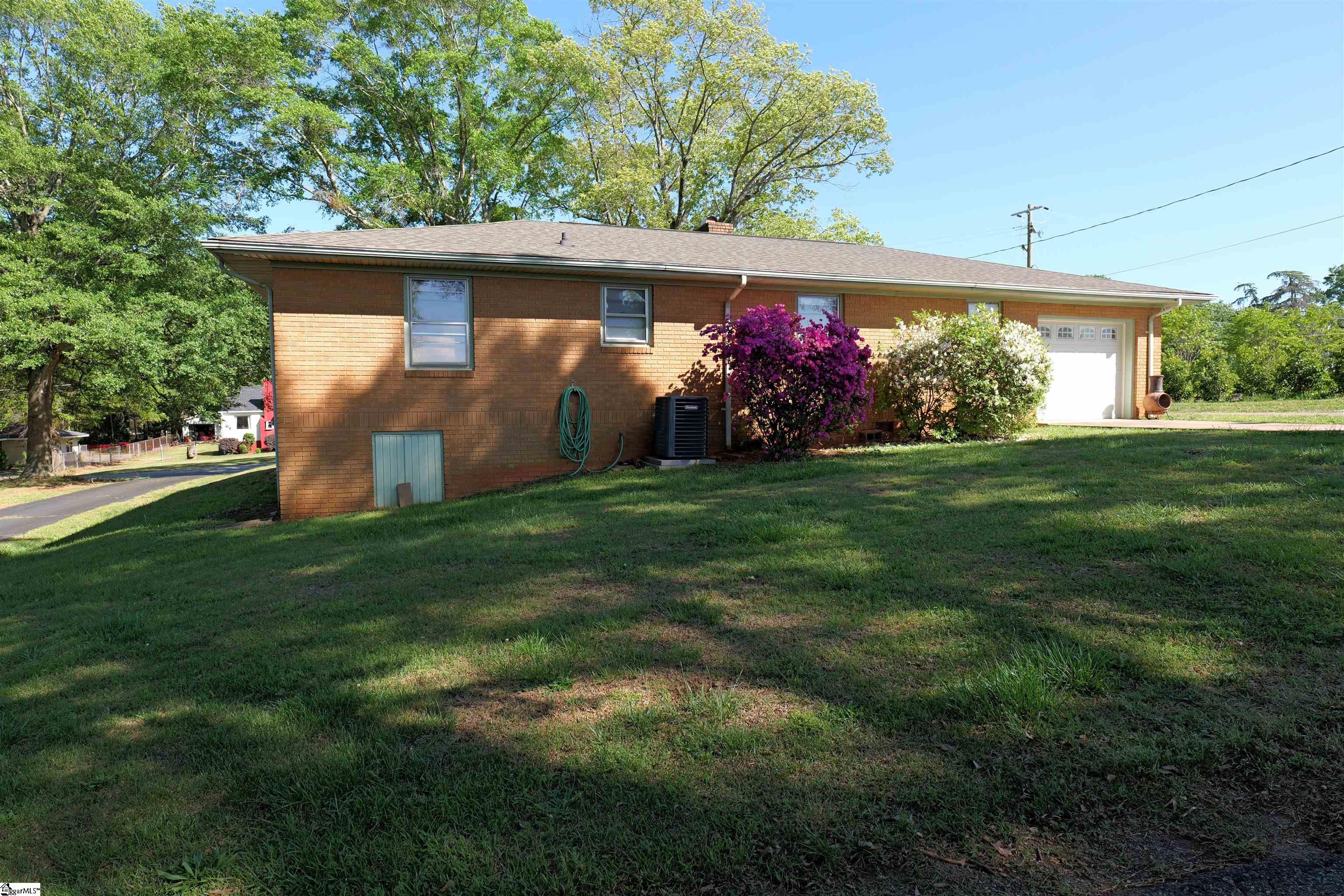 303 Inman Road Property Photo 5