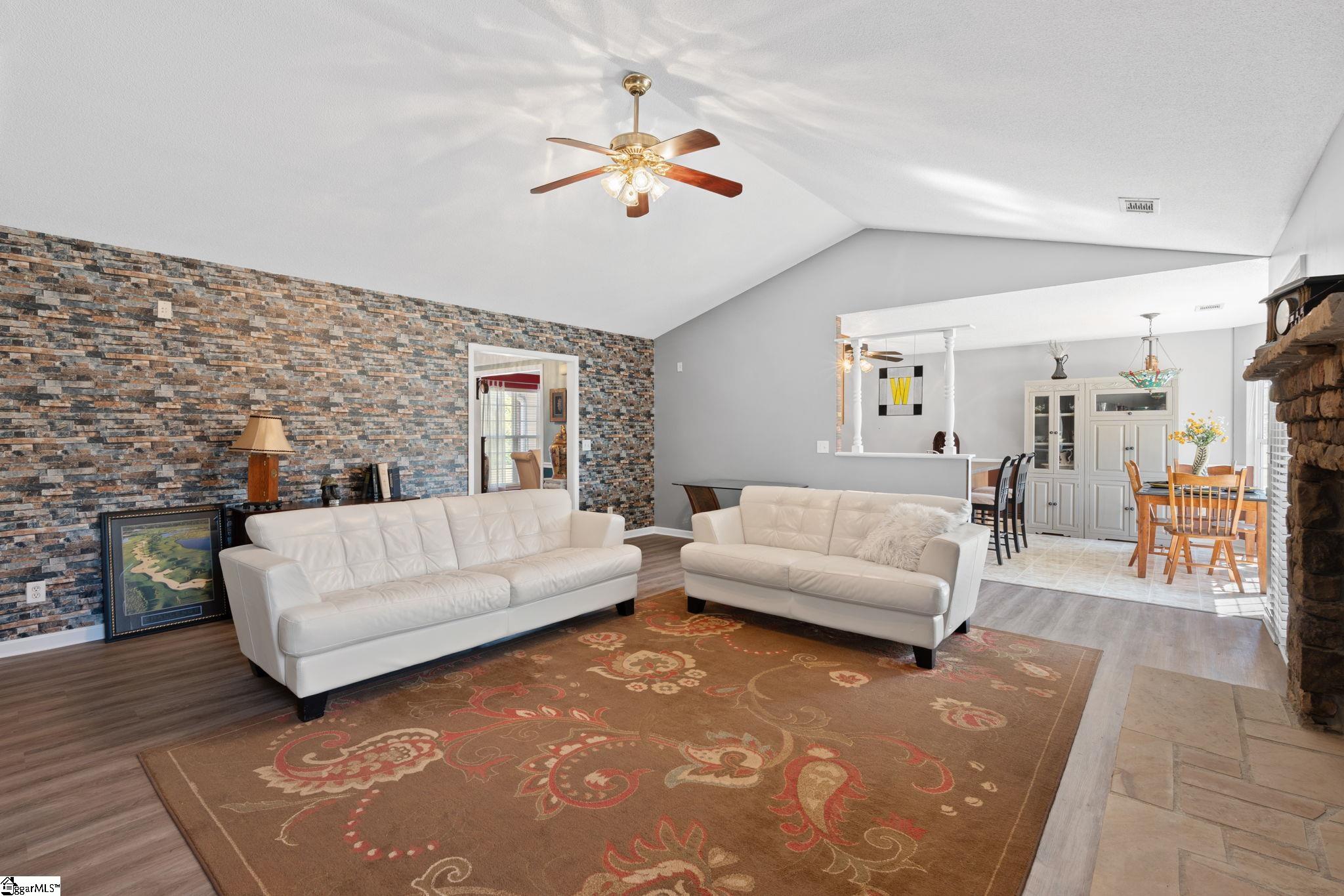 100 Oak Road Property Photo 6