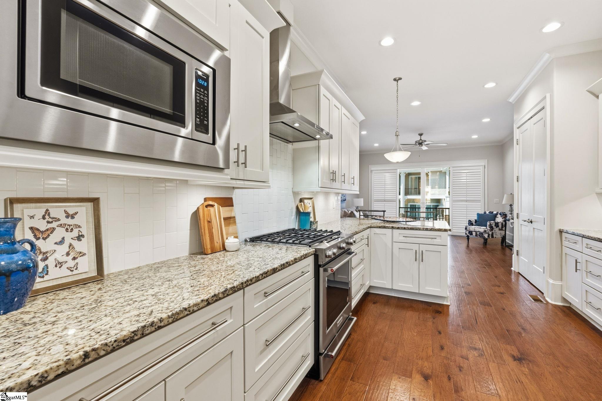100 S Hudson Street Property Photo 6