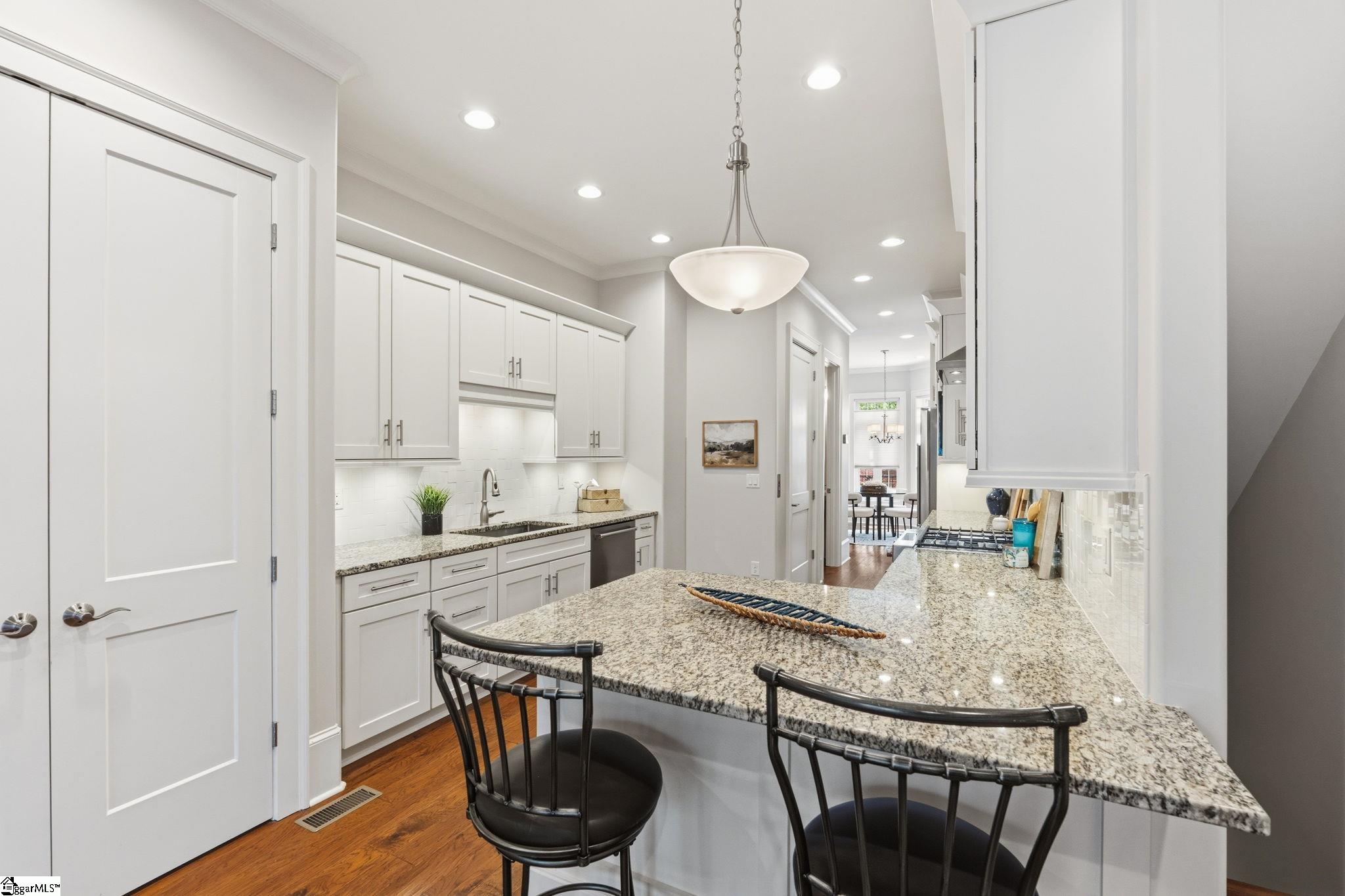 100 S Hudson Street Property Photo 10