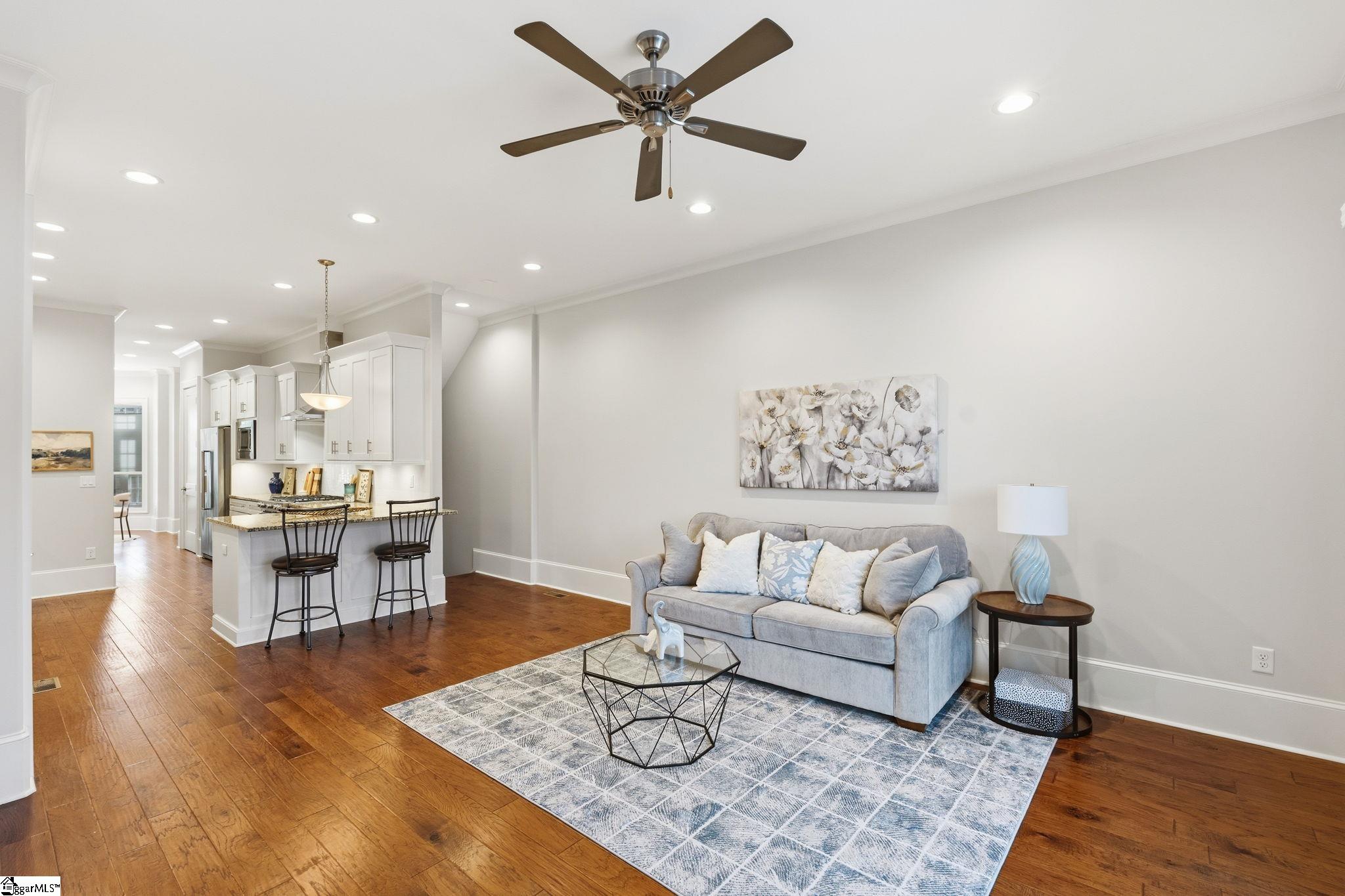 100 S Hudson Street Property Photo 13