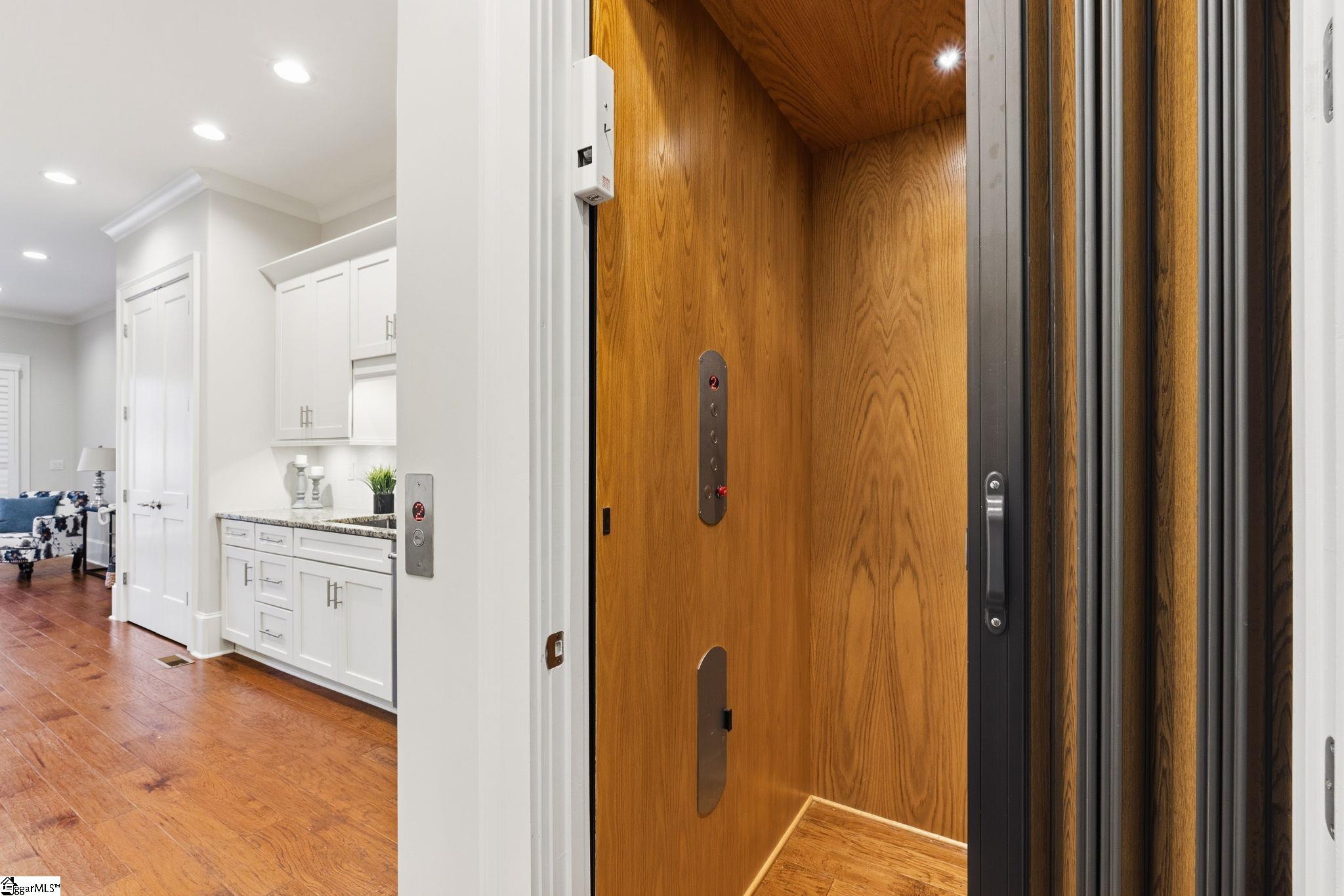 100 S Hudson Street Property Photo 16