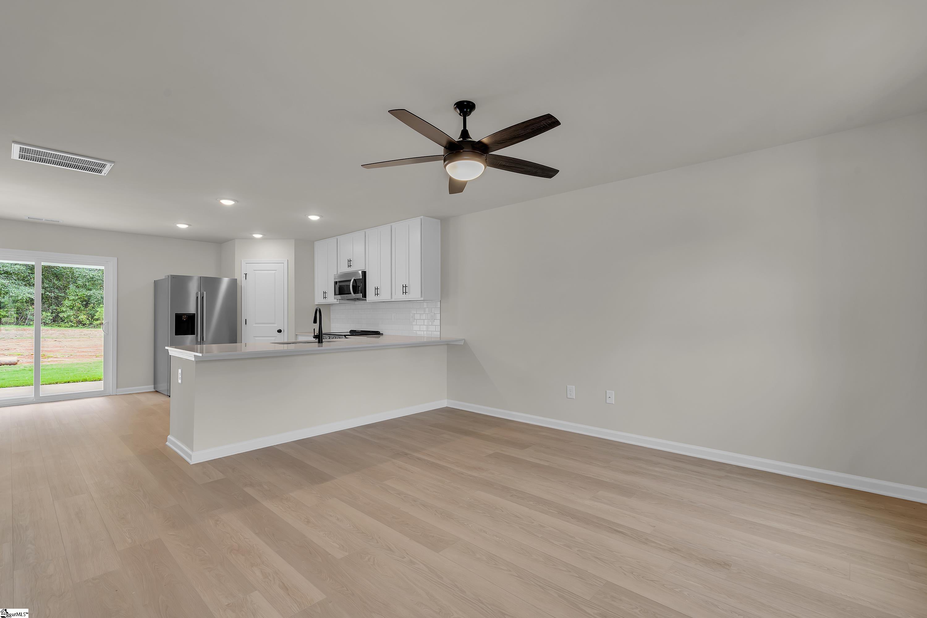 1295 N Highway 101 Property Photo 2