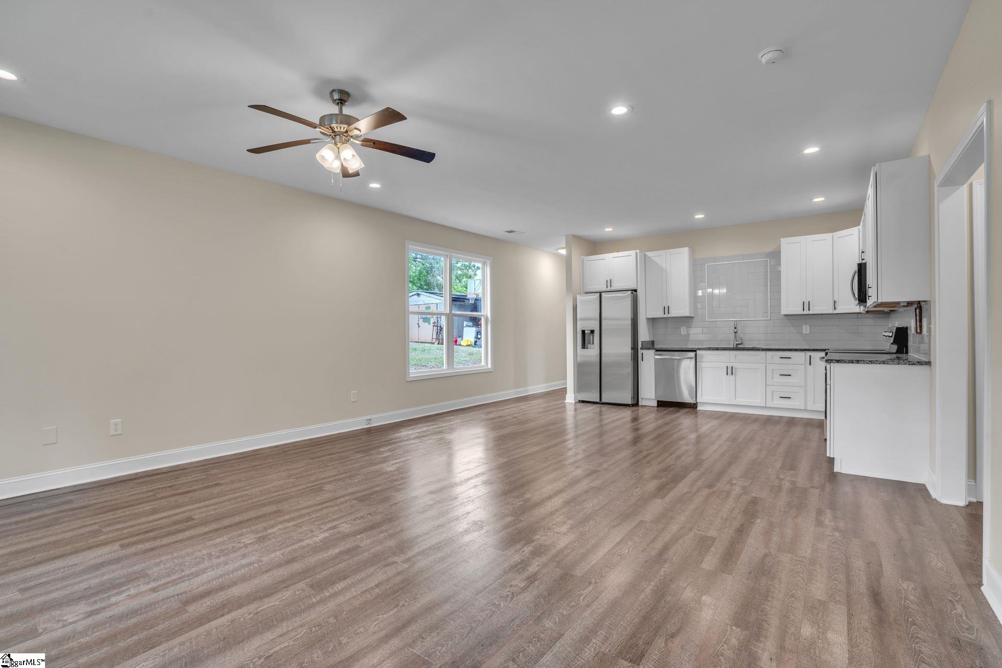 308 S Lewis Street Property Photo 4