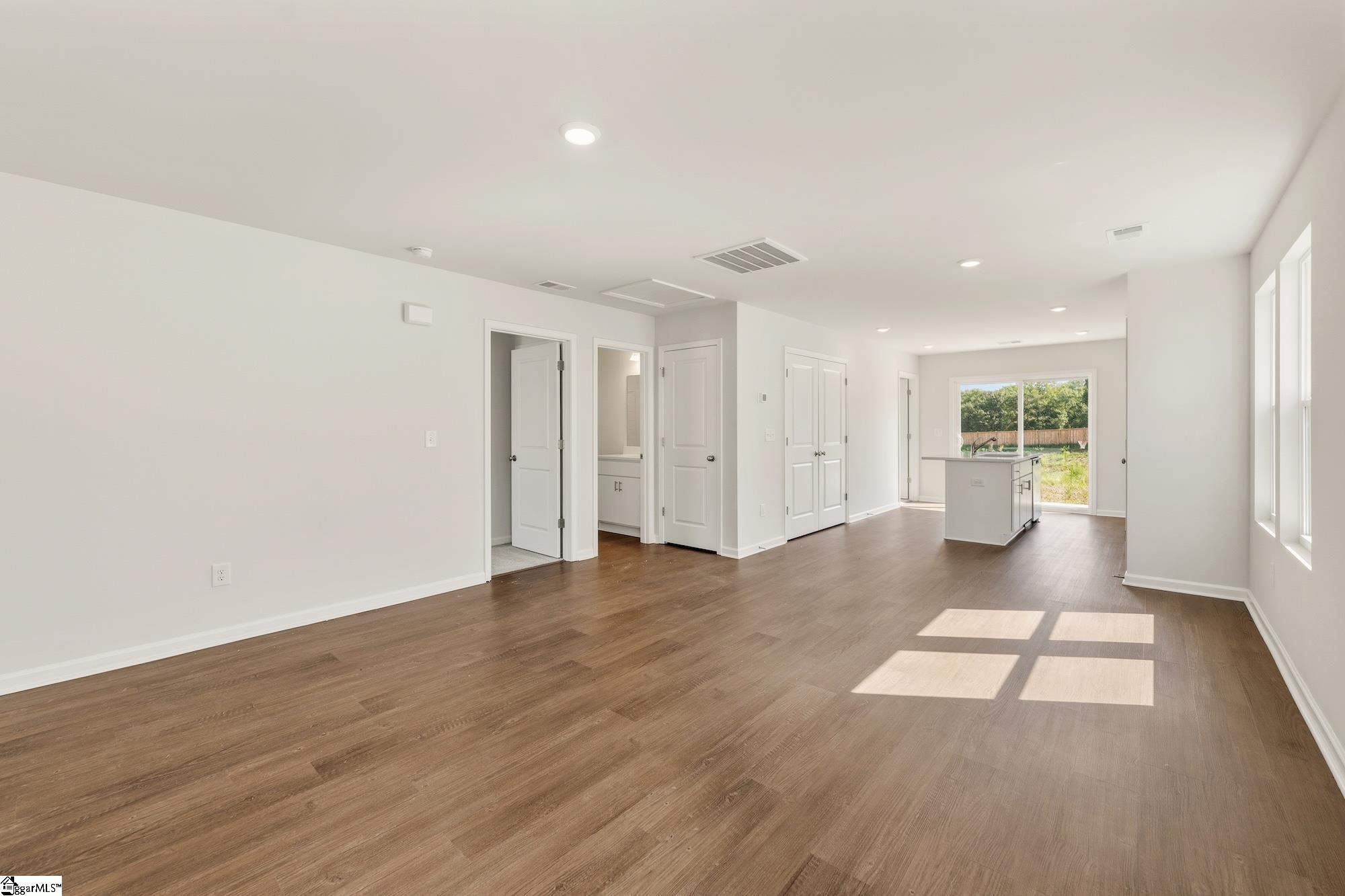158 Cloverfield Lane Property Photo 3