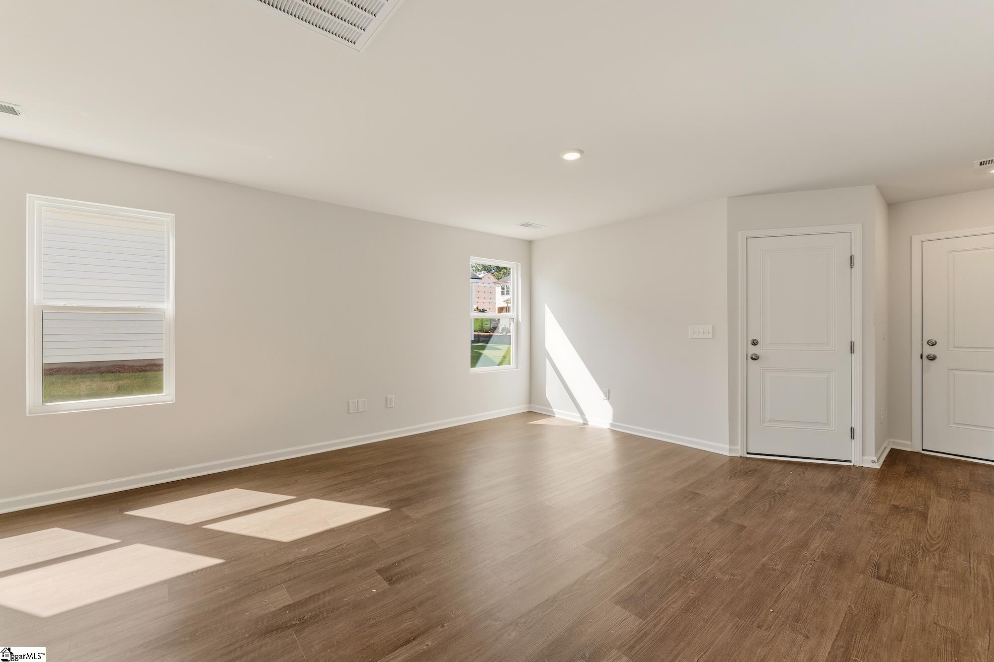 158 Cloverfield Lane Property Photo 4