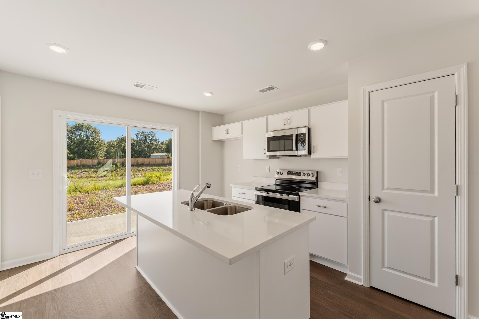 158 Cloverfield Lane Property Photo 8