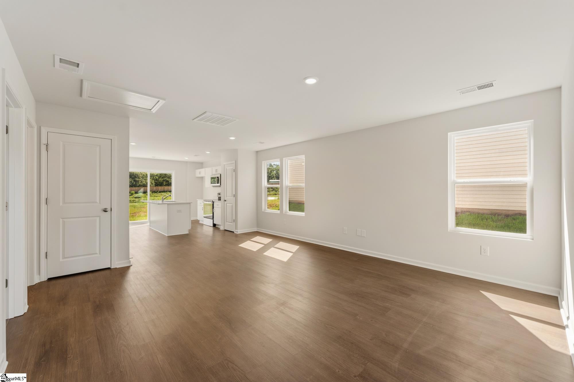 170 Cloverfield Lane Property Photo 3