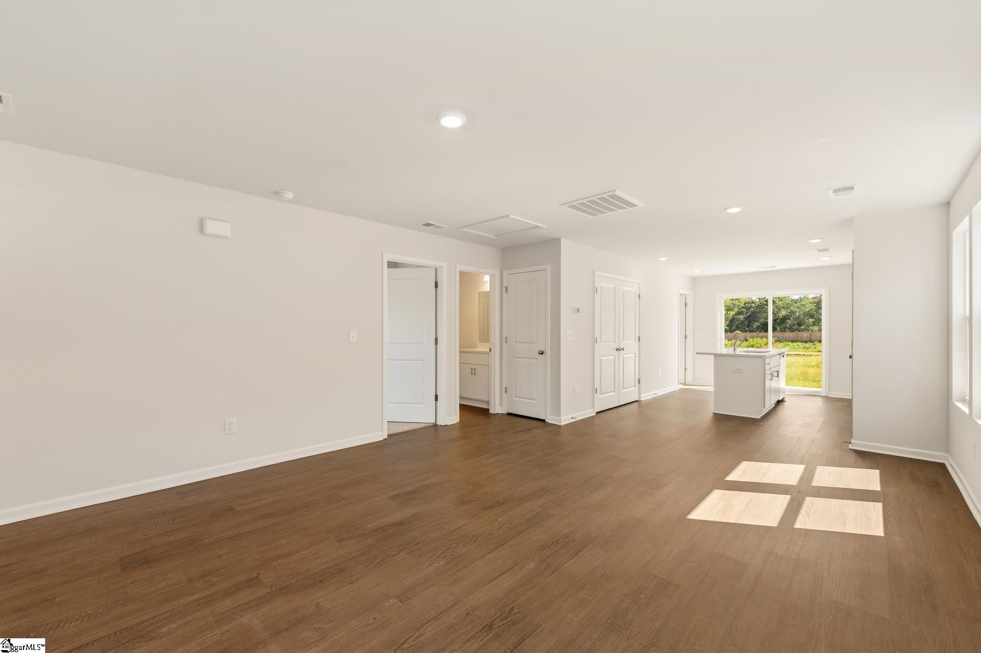 170 Cloverfield Lane Property Photo 4
