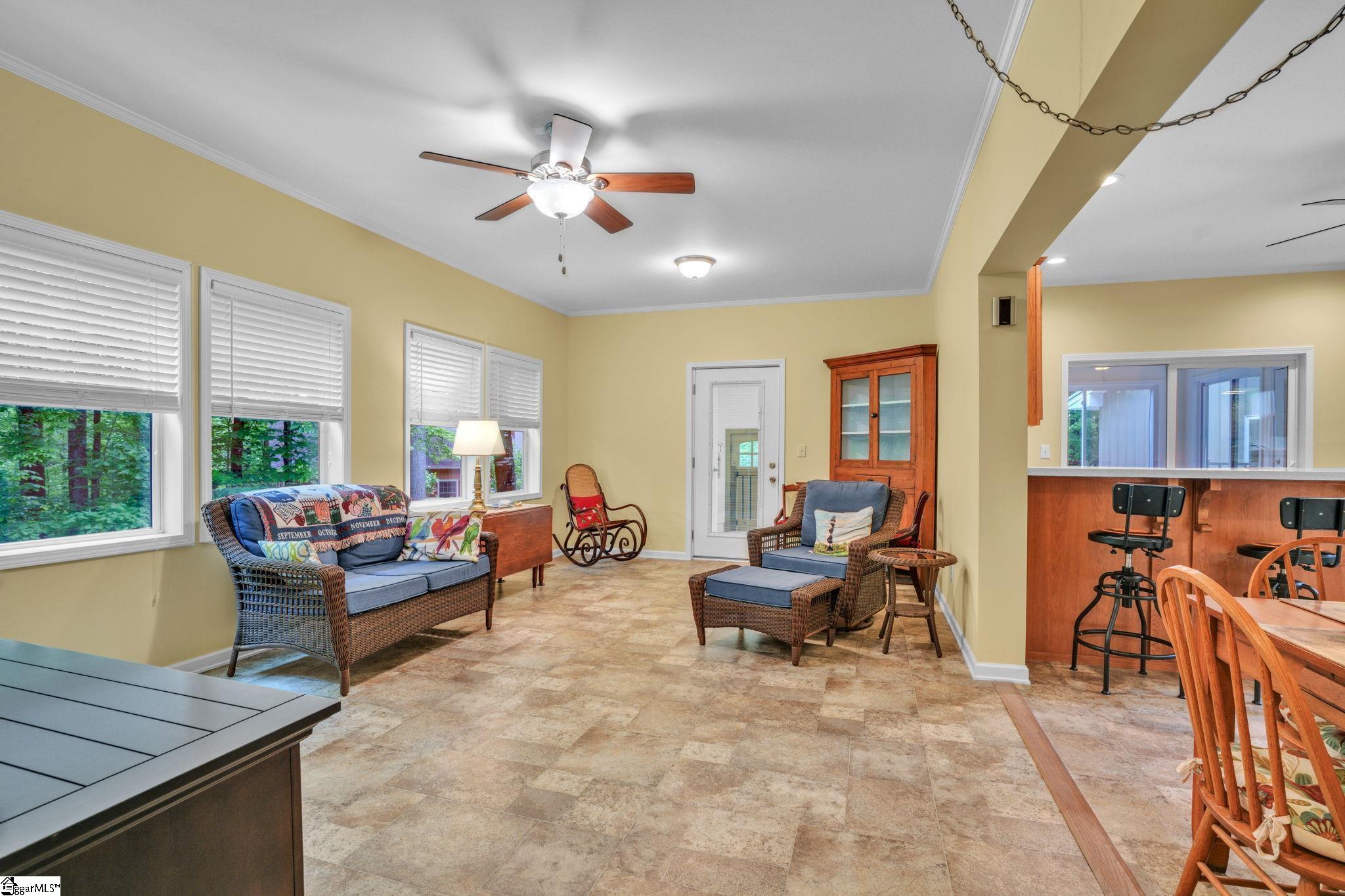 189 Friendly Circle Property Photo 6