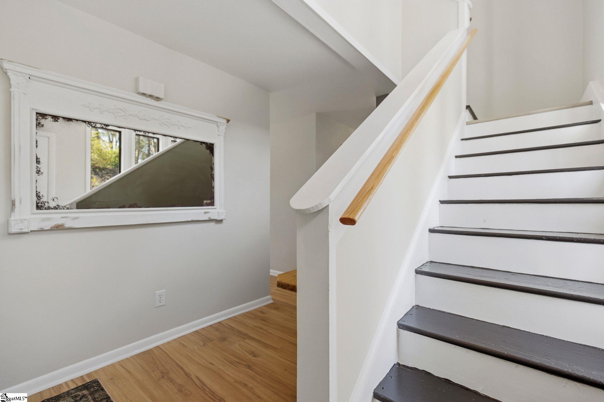 1201 Winding Way Property Photo 3