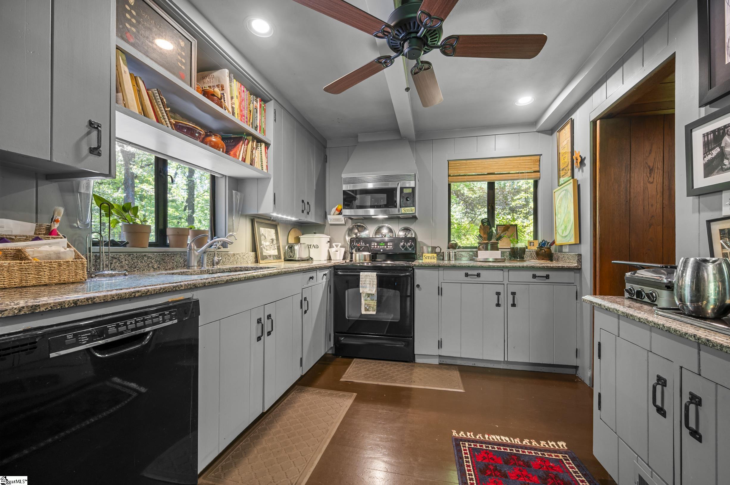 484 Sourwood Ridge Road Property Photo 8