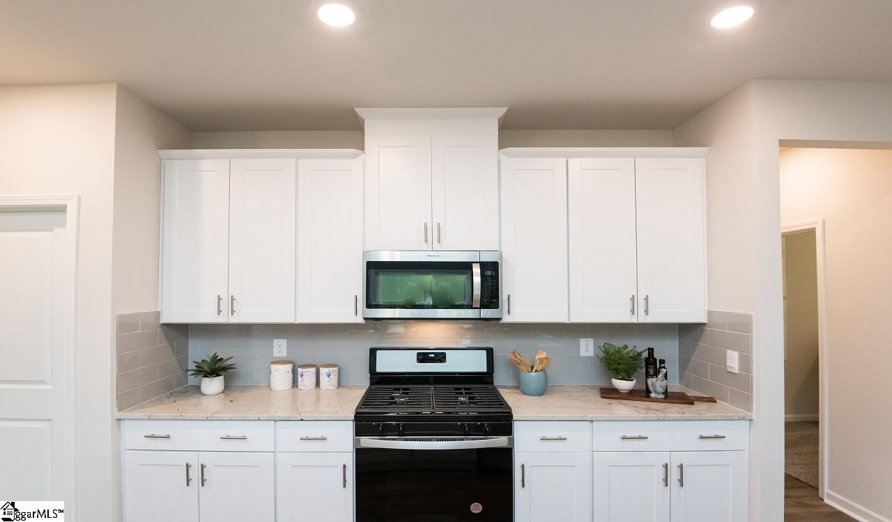 989 Penfold Pointe Pointe Property Photo 4