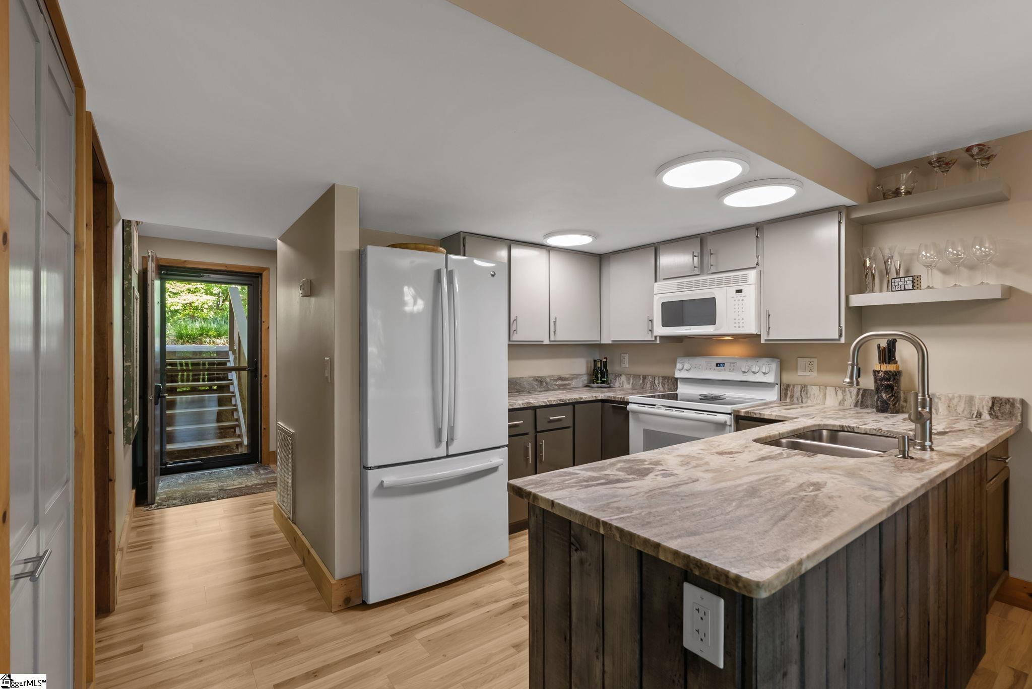 1592075 Property Photo 2