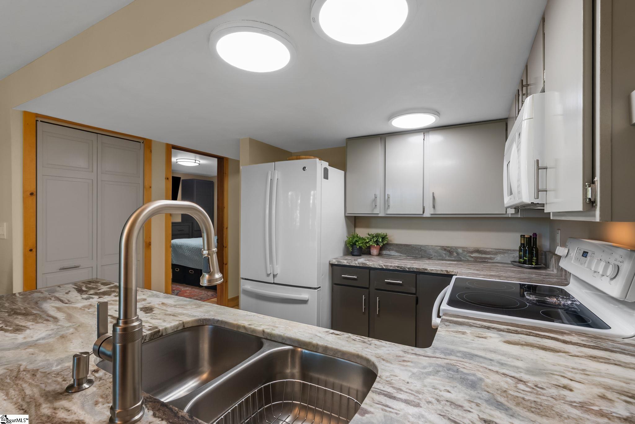 1592075 Property Photo 6