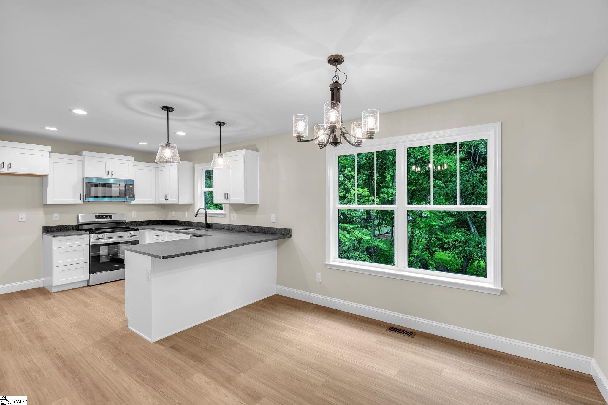 8 Oxford Boulevard Property Photo 6