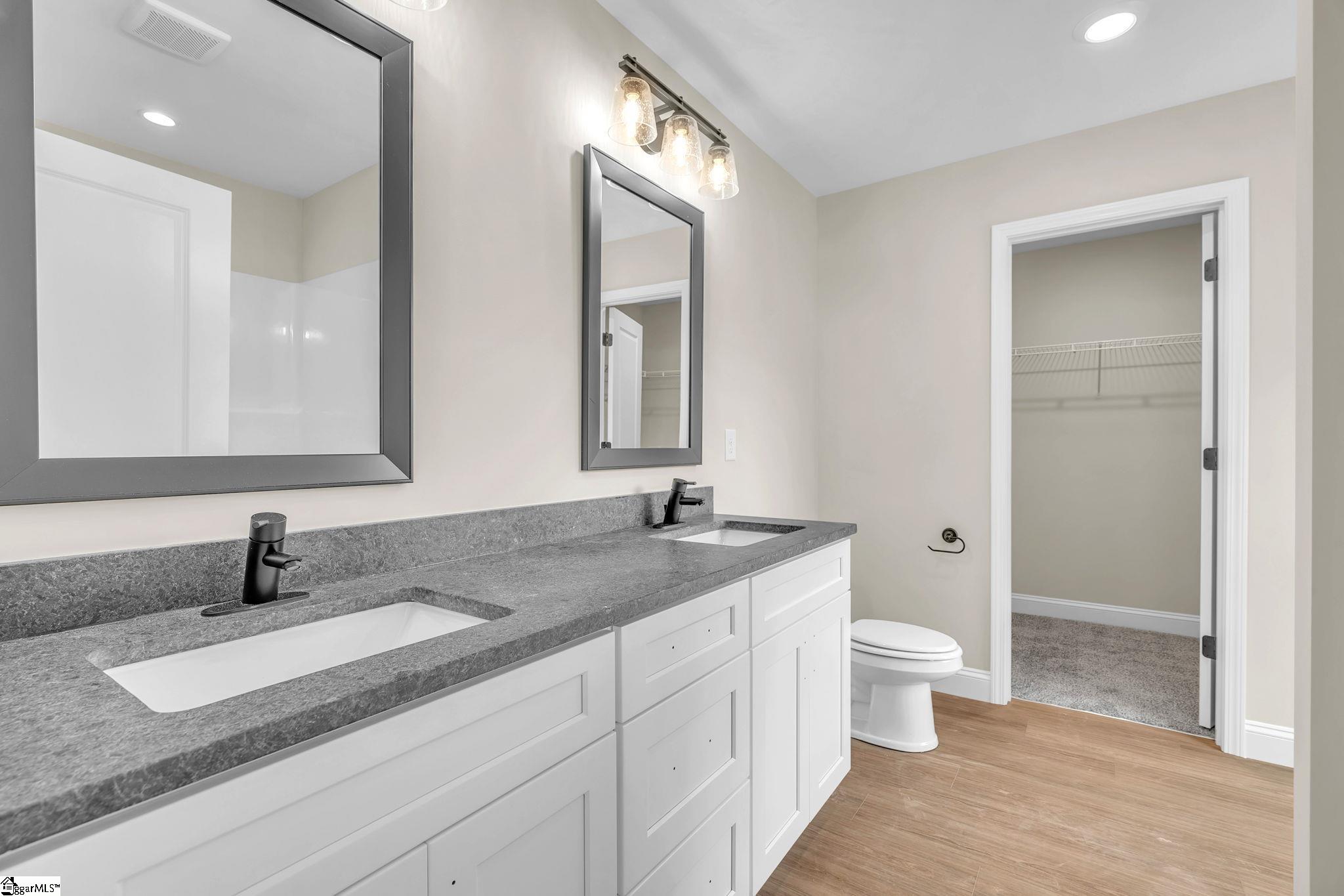 8 Oxford Boulevard Property Photo 12