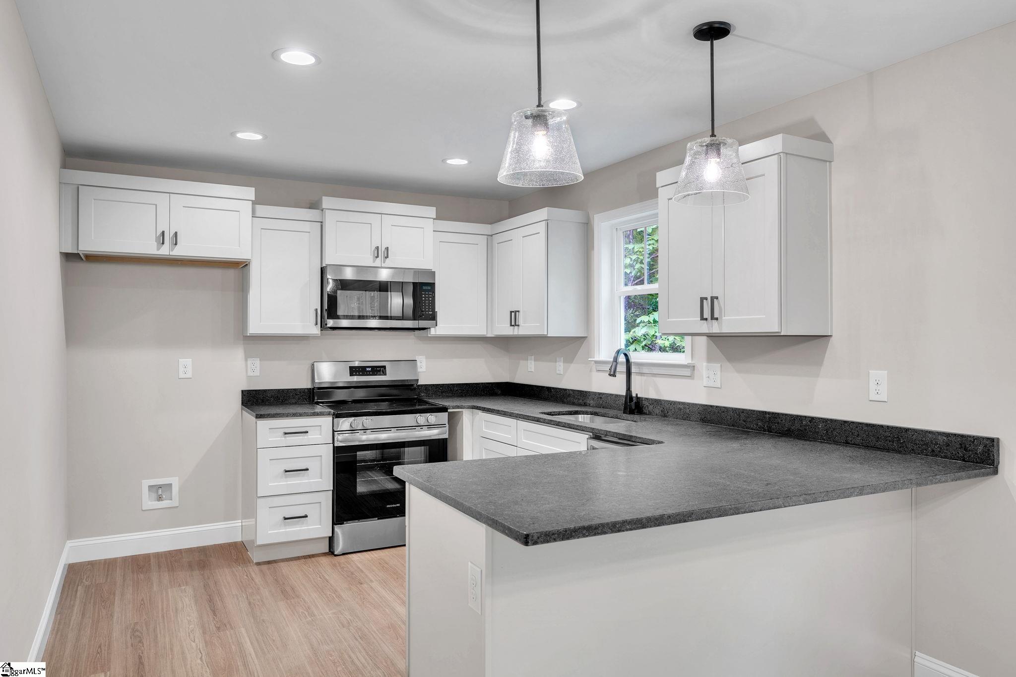 12 Oxford Boulevard Property Photo 6