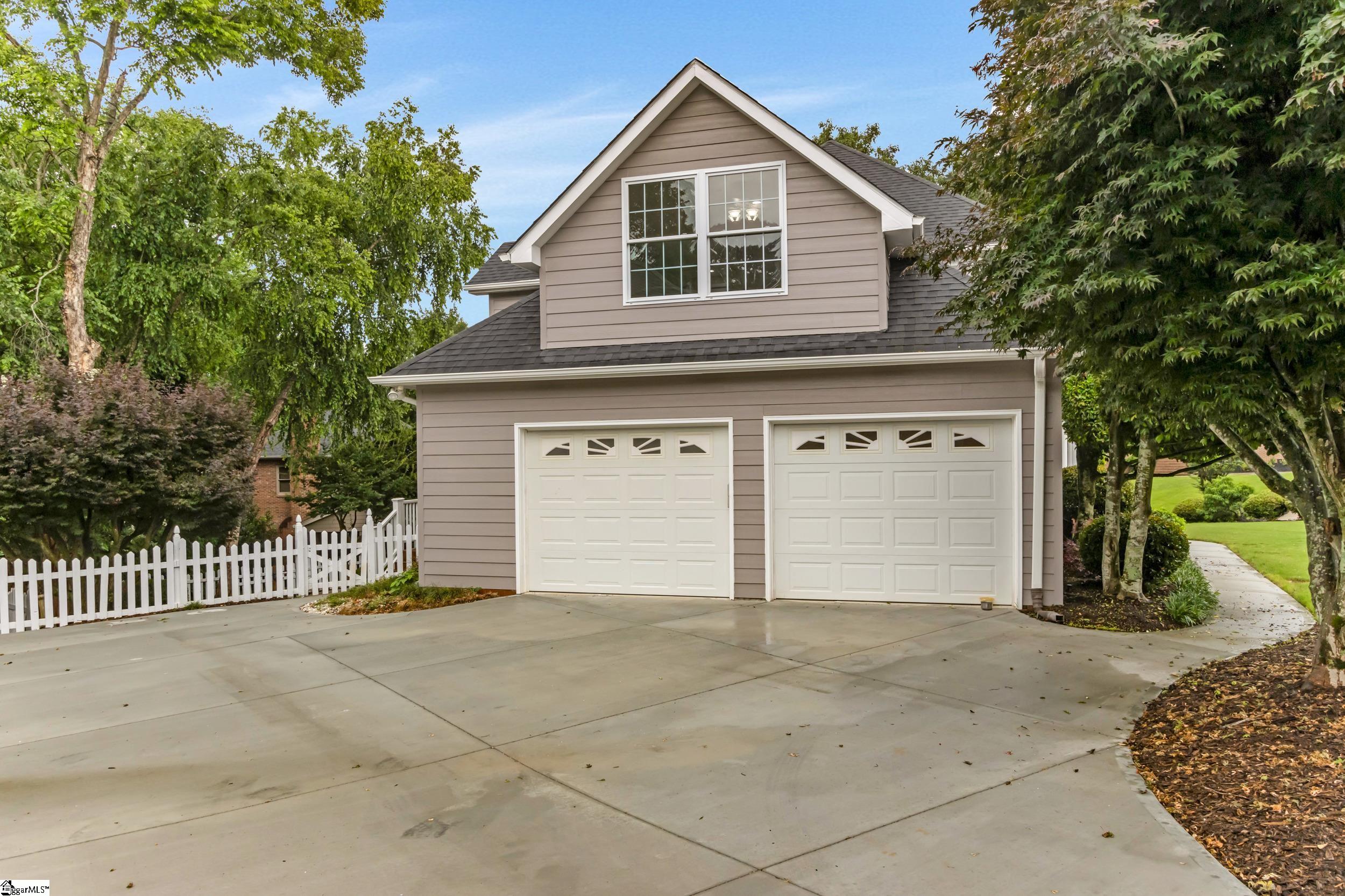 100 Moss Creek Court Property Photo 3