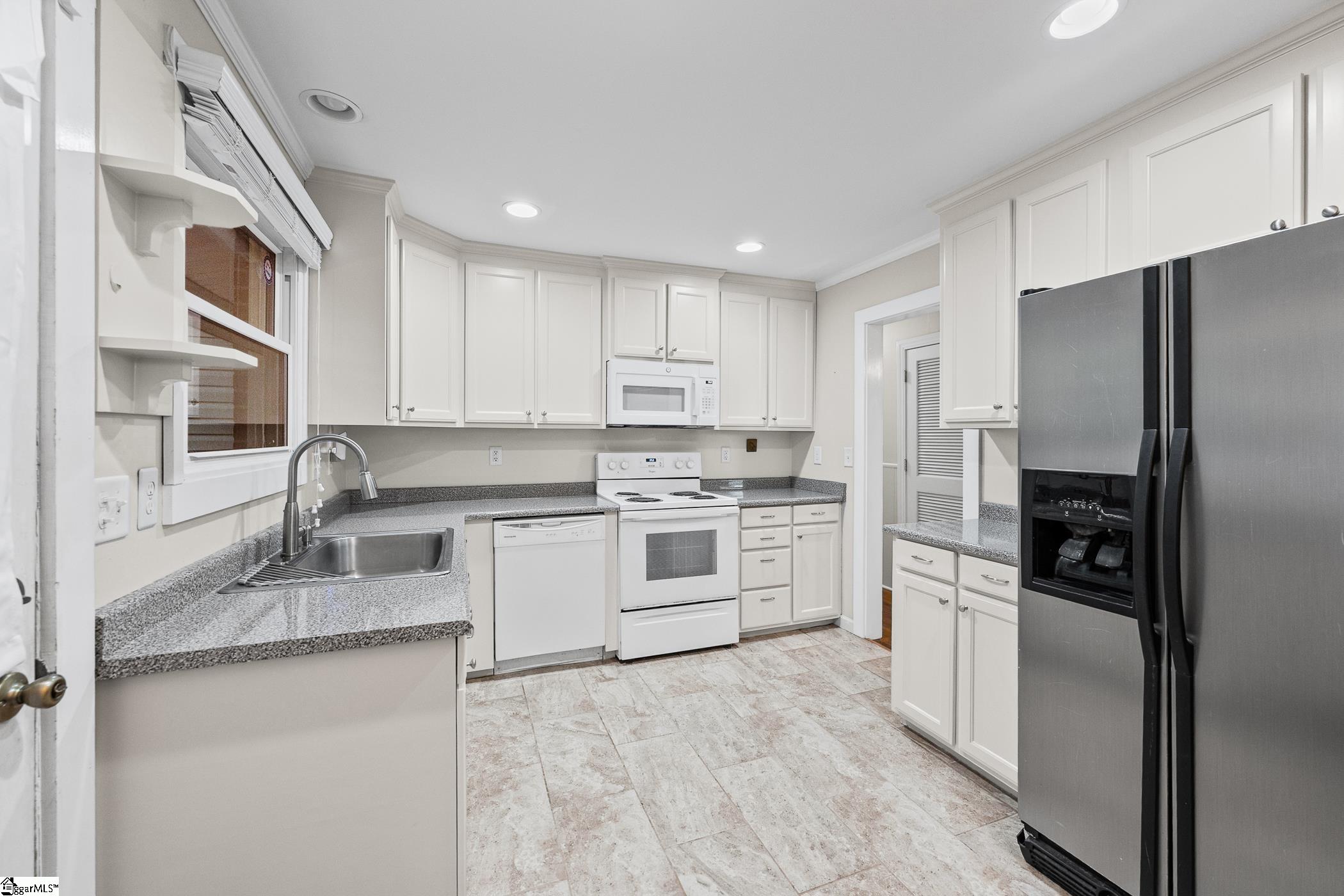 17 Eisenhower Drive Property Photo 3