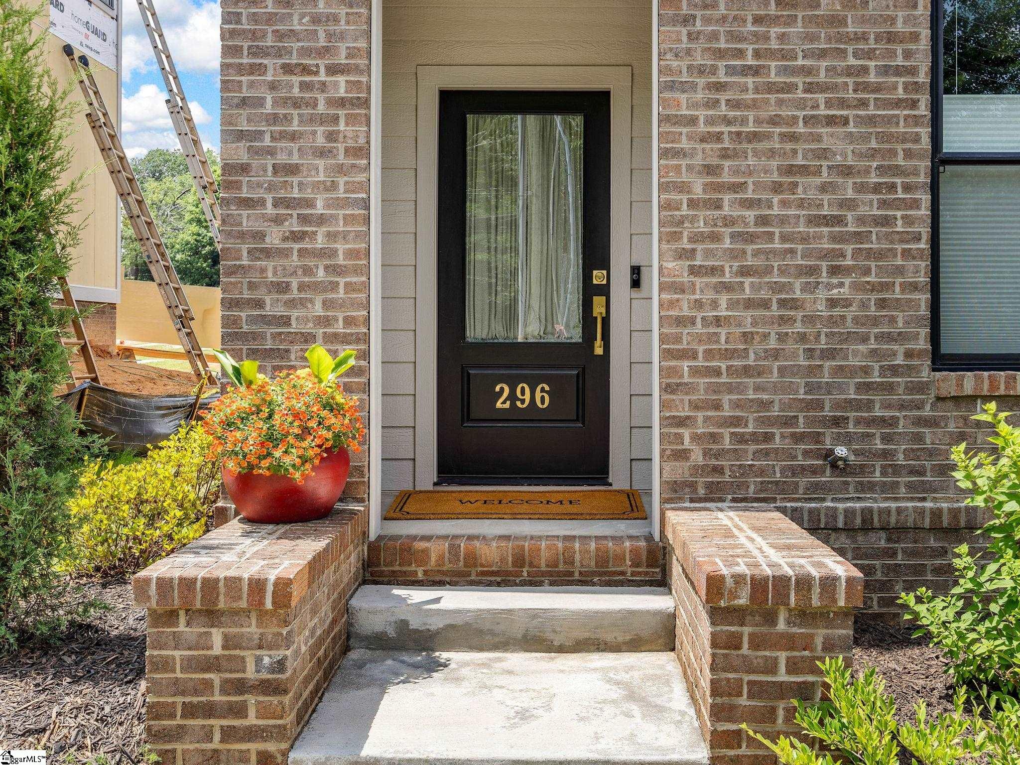 296 College Street Property Photo 4