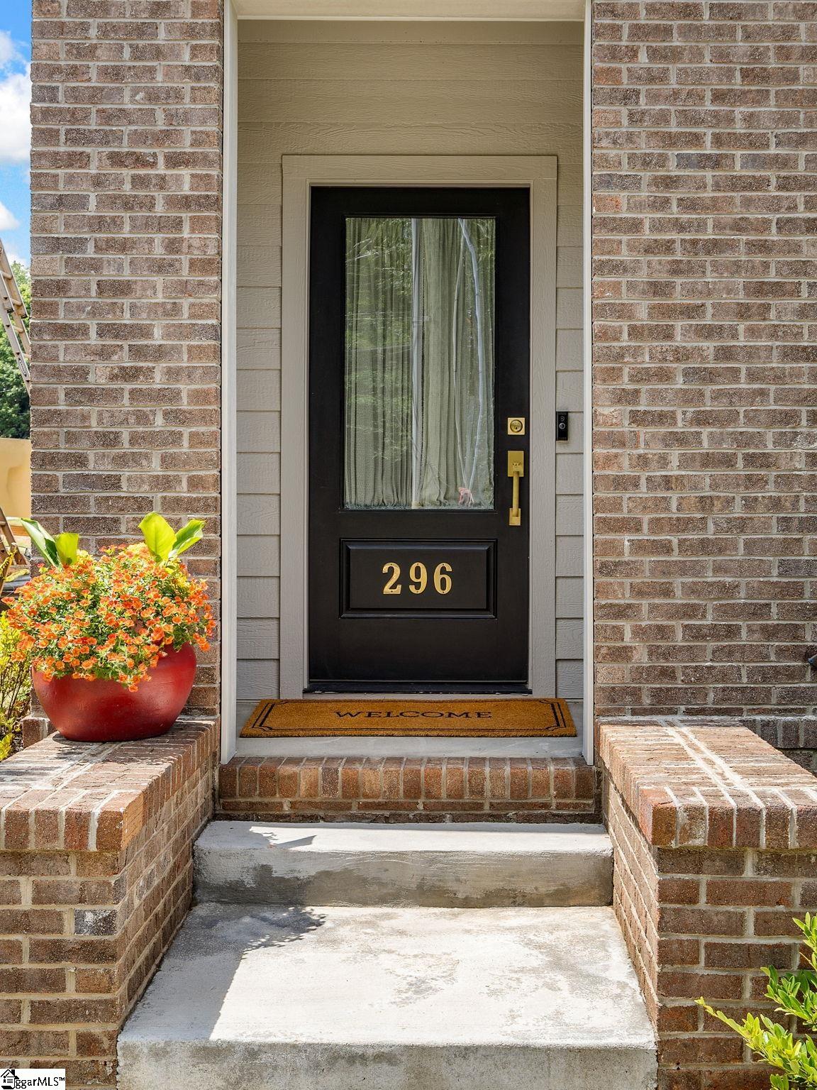 296 College Street Property Photo 5
