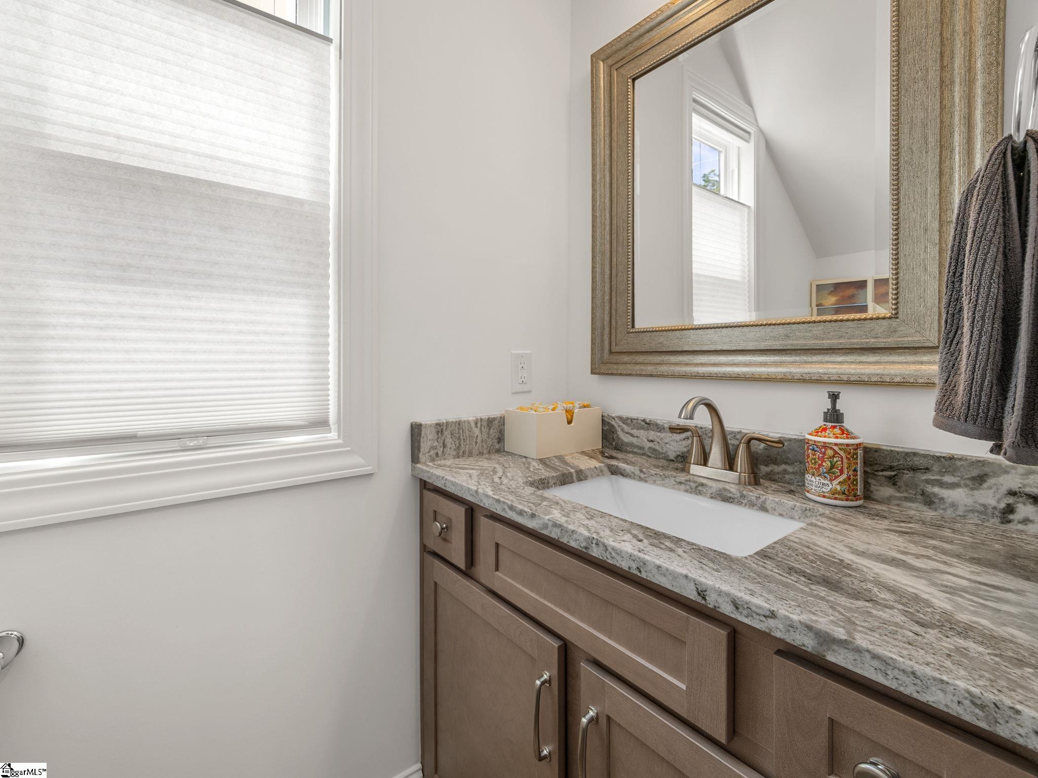 296 College Street Property Photo 21