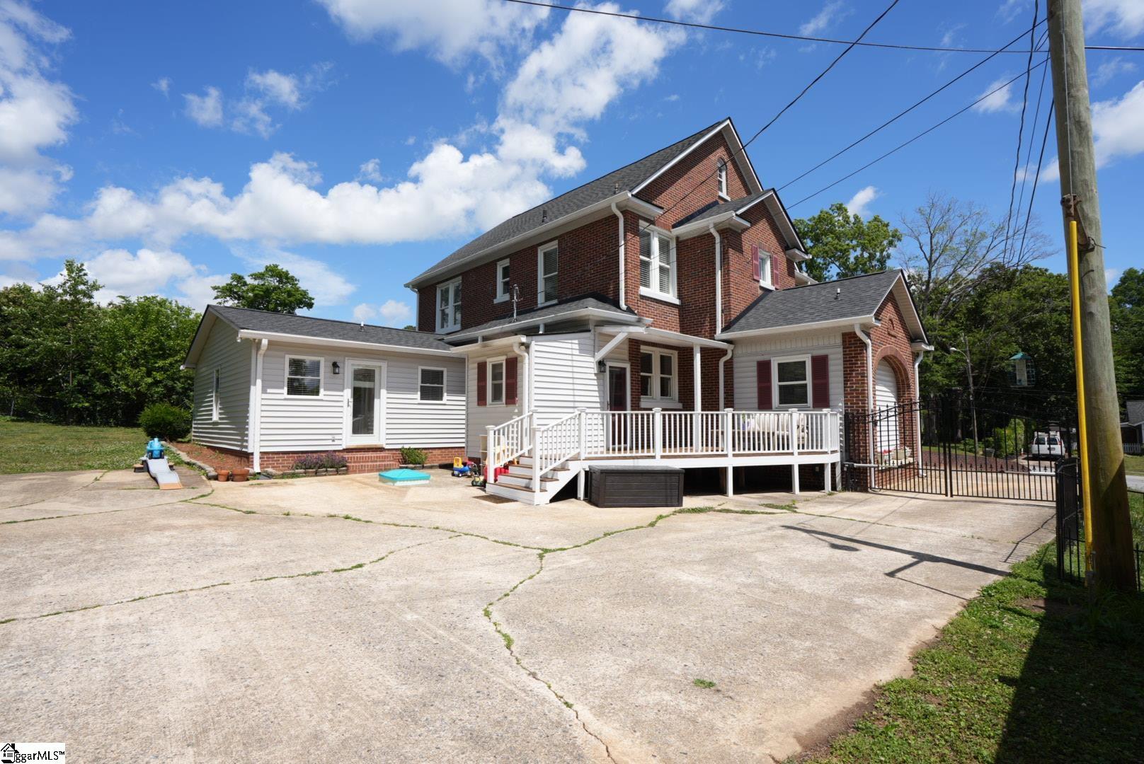 906 College Drive Property Photo 4