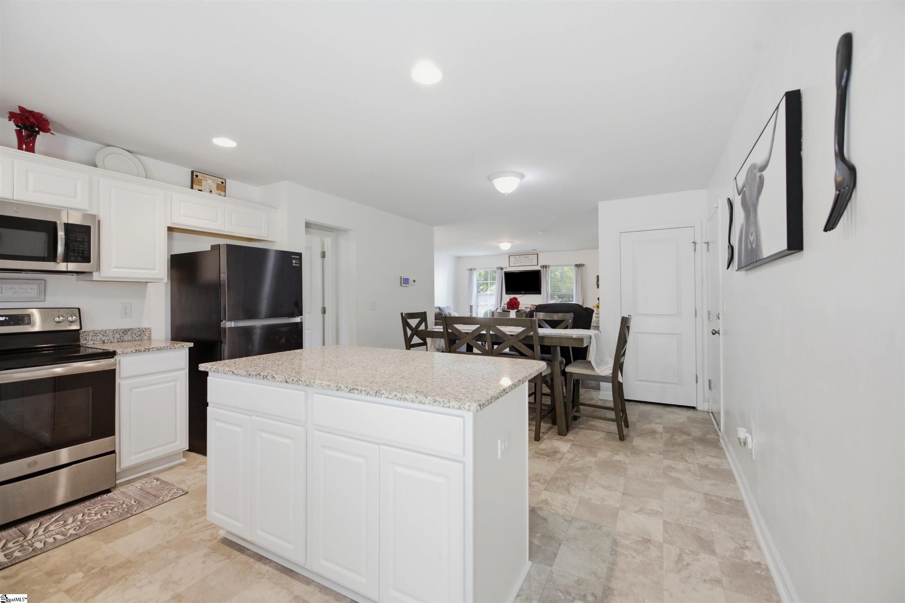712 Roebuck Avenue Property Photo 8