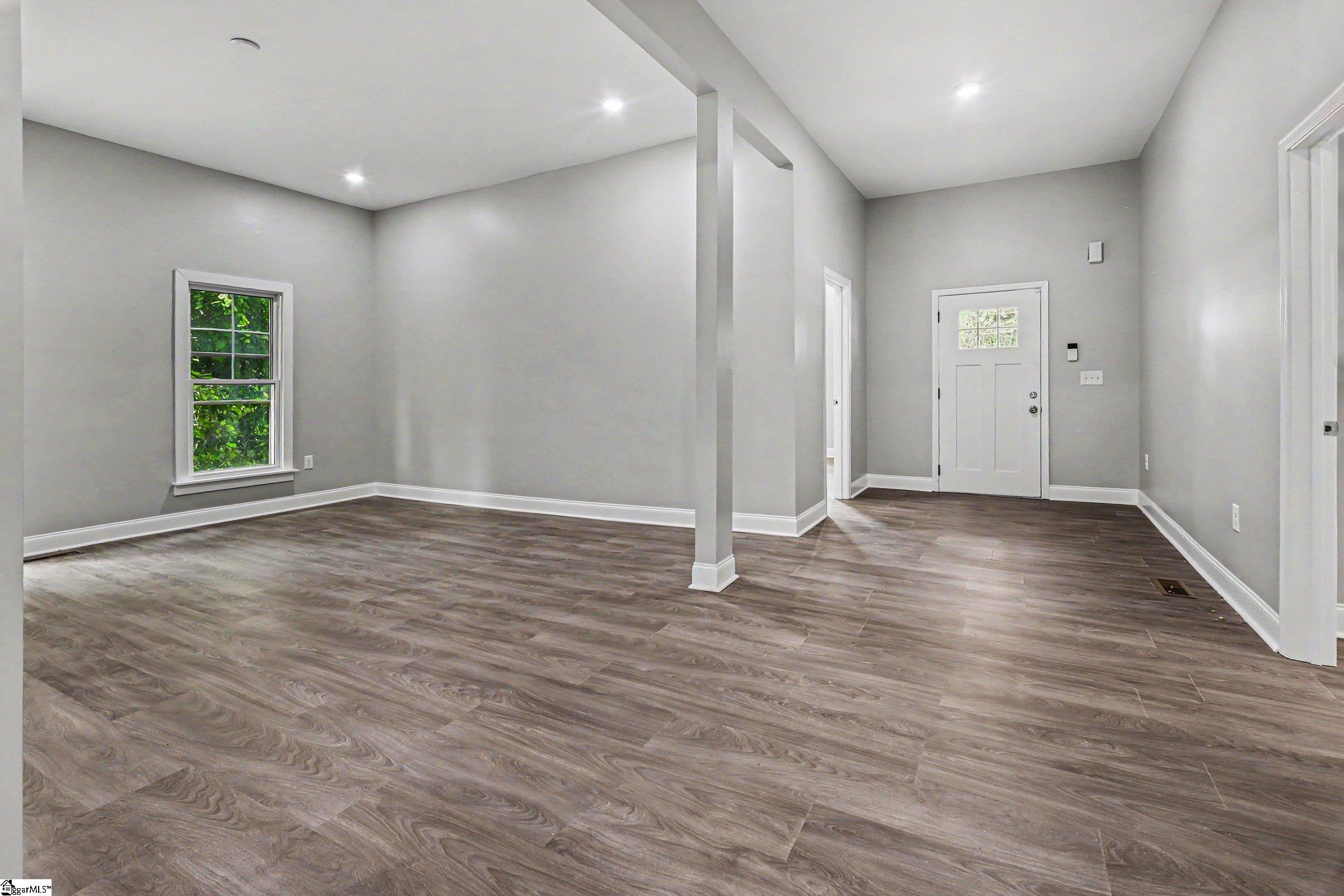303 E Park Avenue Property Photo 4