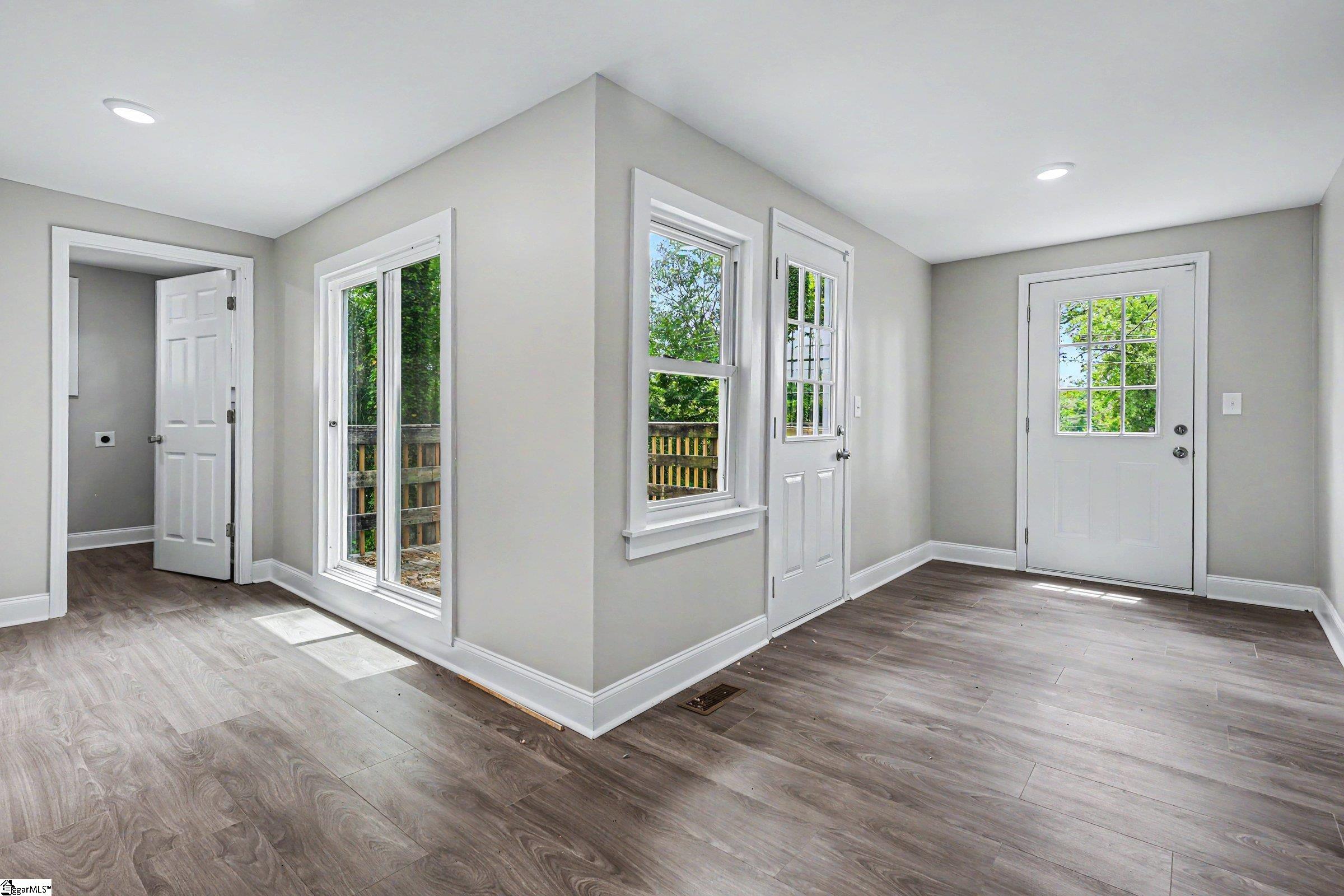 303 E Park Avenue Property Photo 17