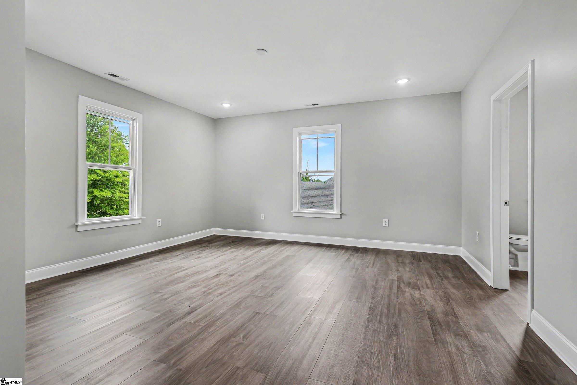 303 E Park Avenue Property Photo 35