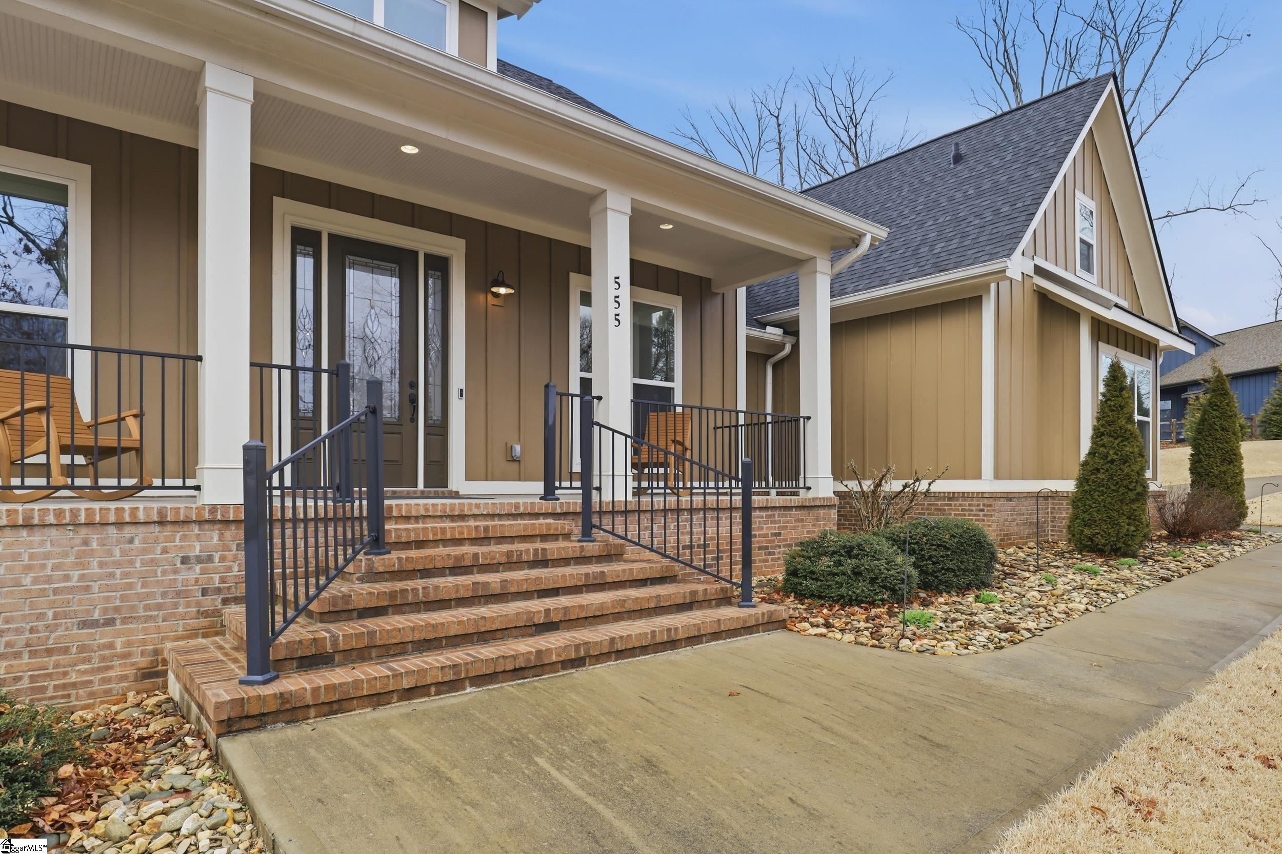 555 Riverstead Drive Property Photo 3
