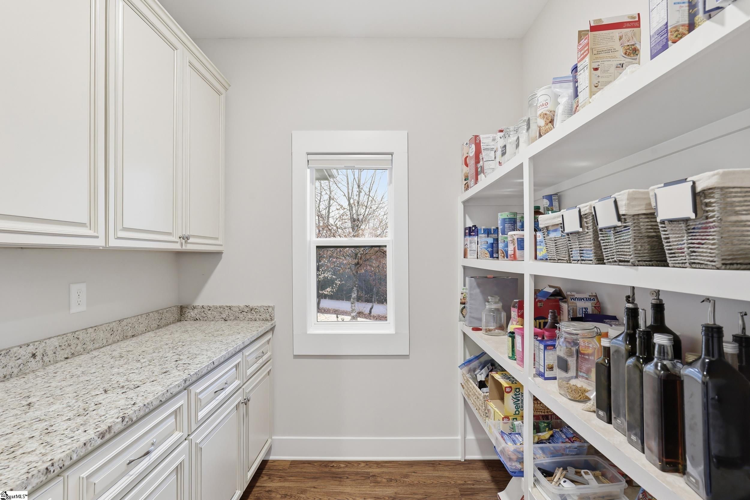555 Riverstead Drive Property Photo 12