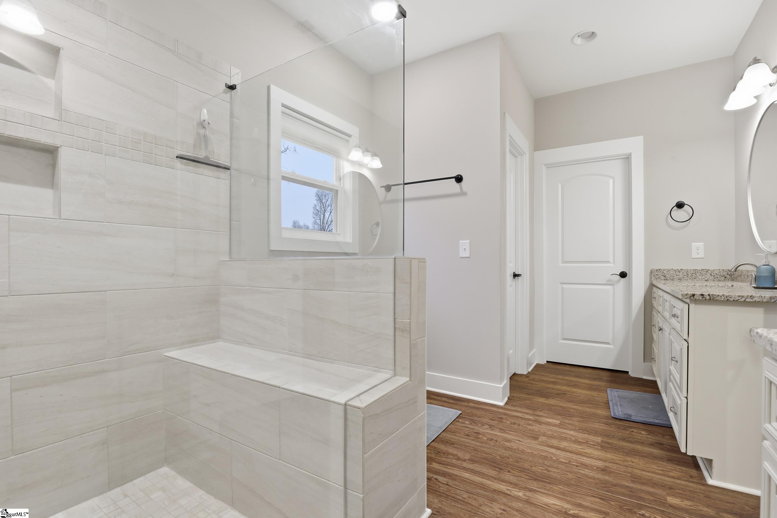 555 Riverstead Drive Property Photo 18