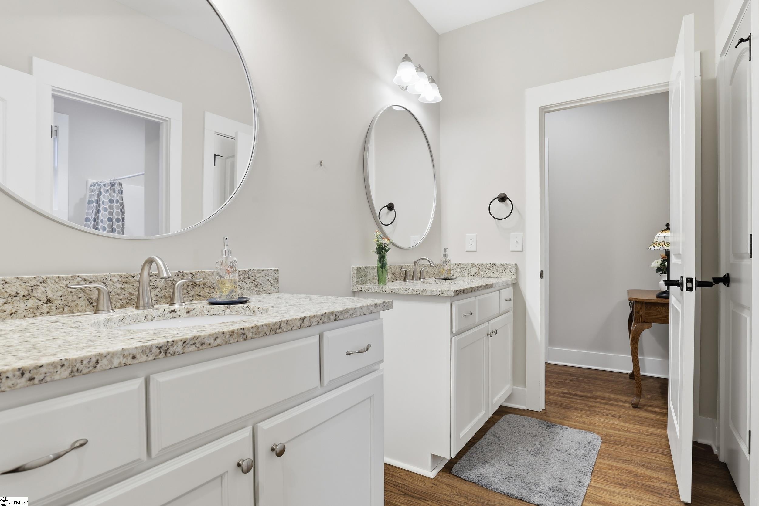 555 Riverstead Drive Property Photo 25