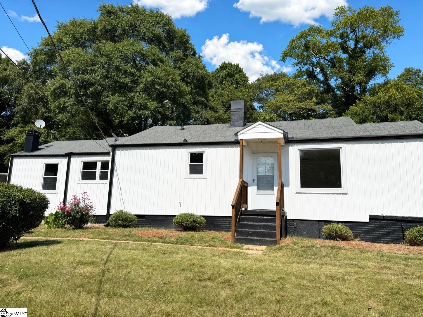 105 S Estate Drive Property Photo 3