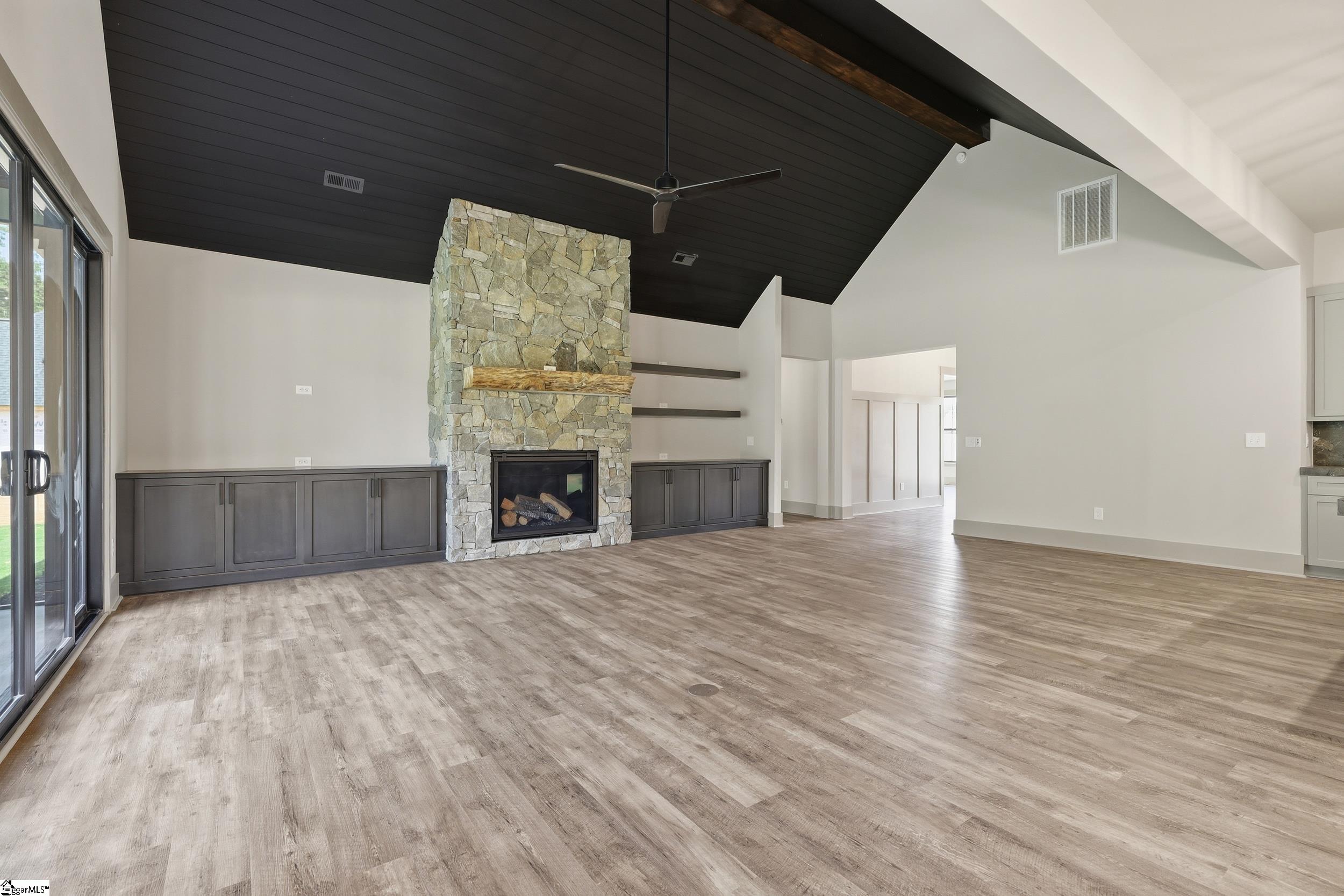 4088 Hollybank Drive Property Photo 3