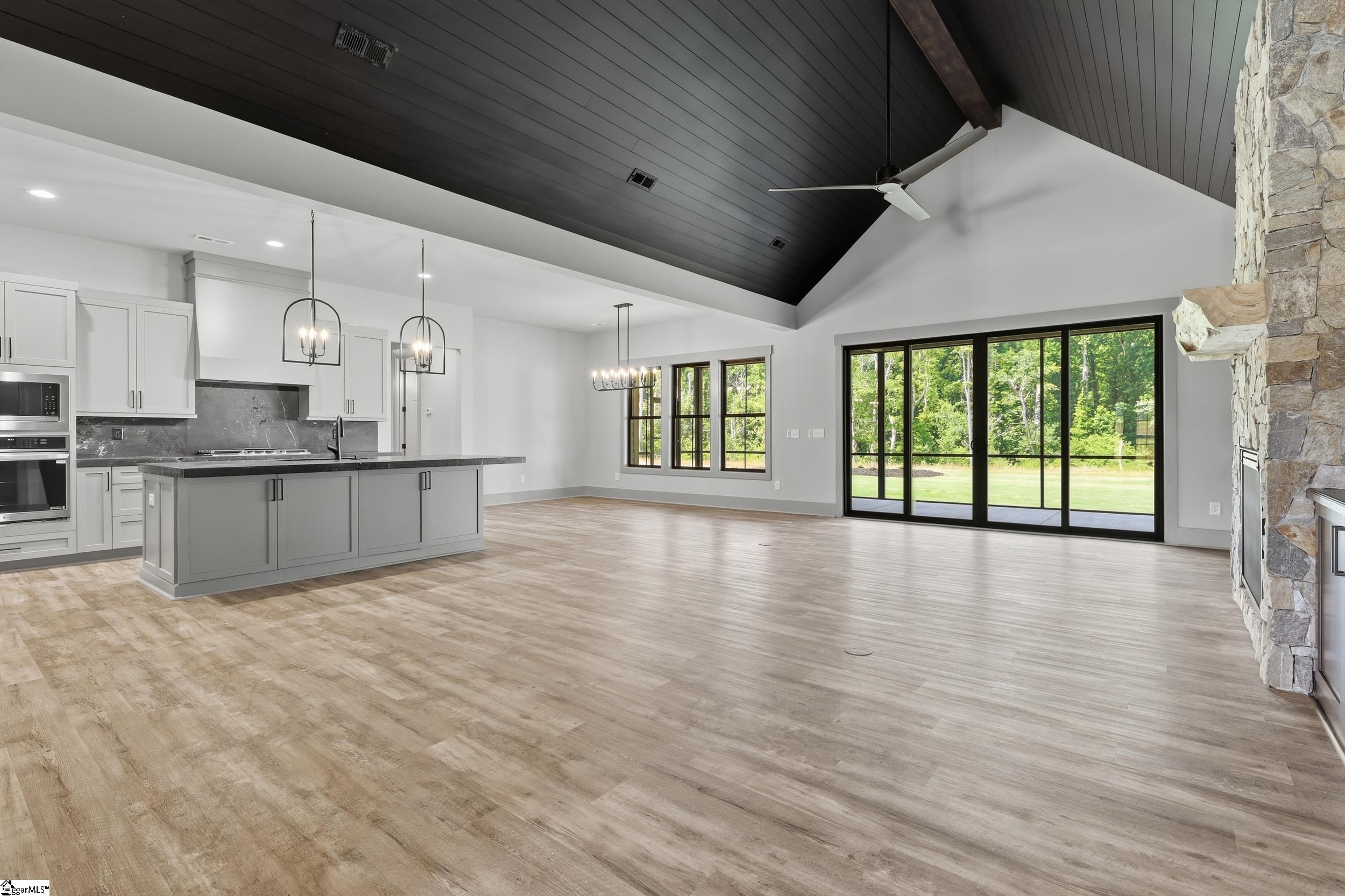 4088 Hollybank Drive Property Photo 4