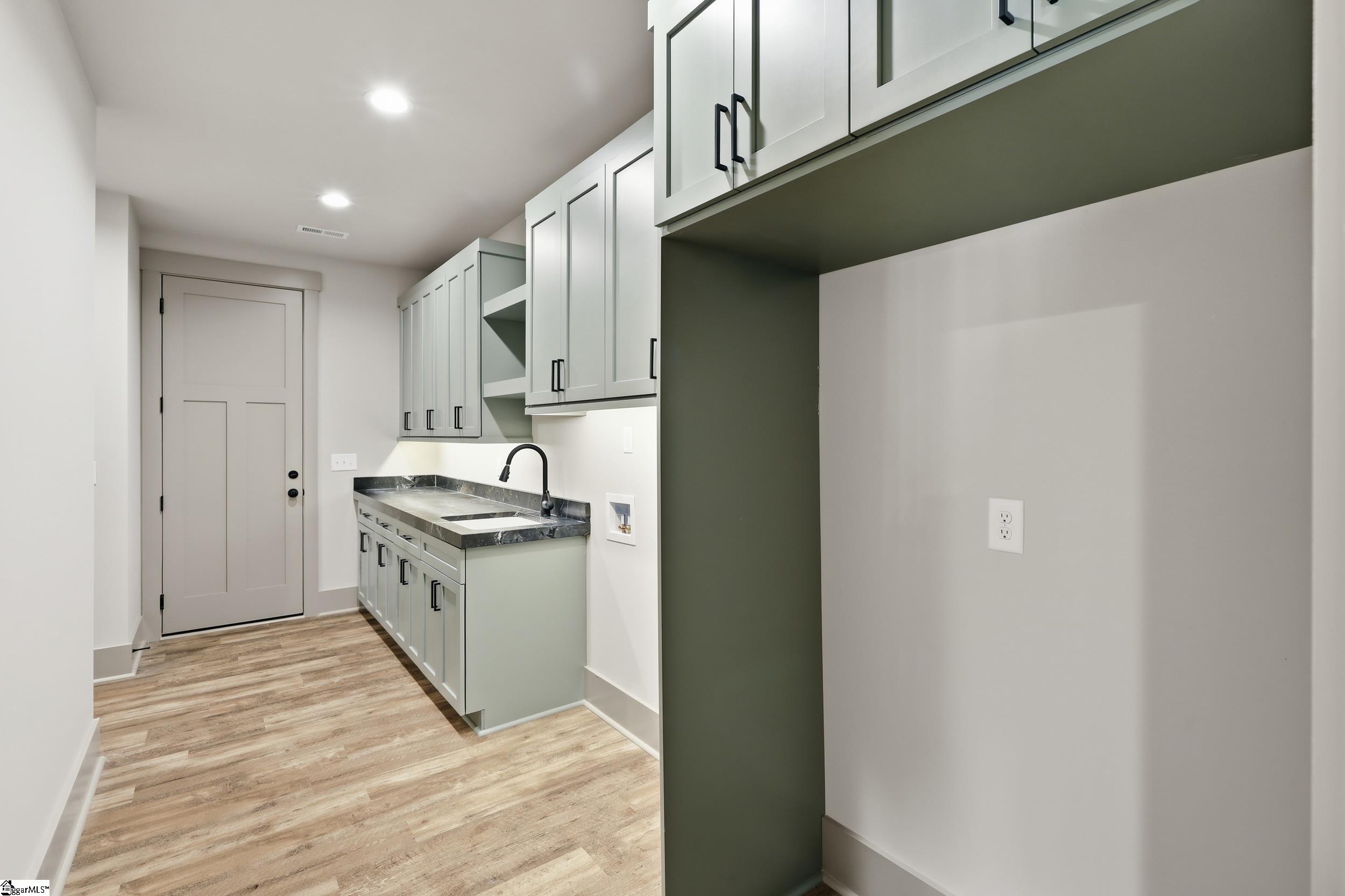4088 Hollybank Drive Property Photo 20