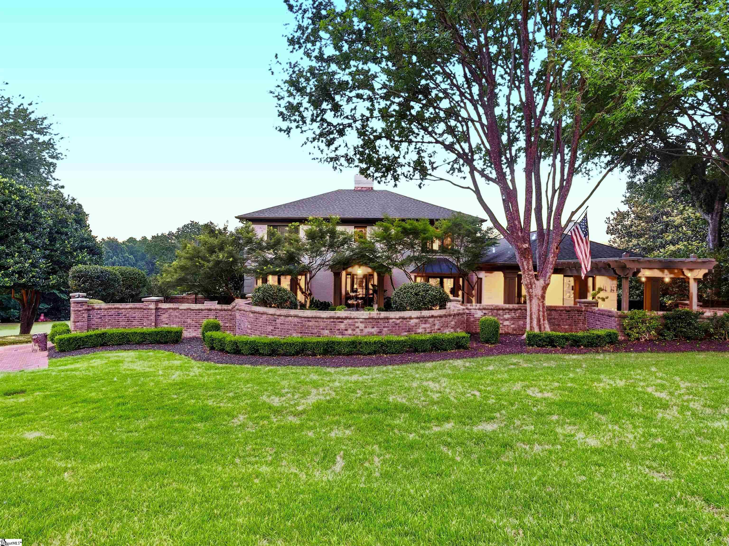 112 E Round Hill Road