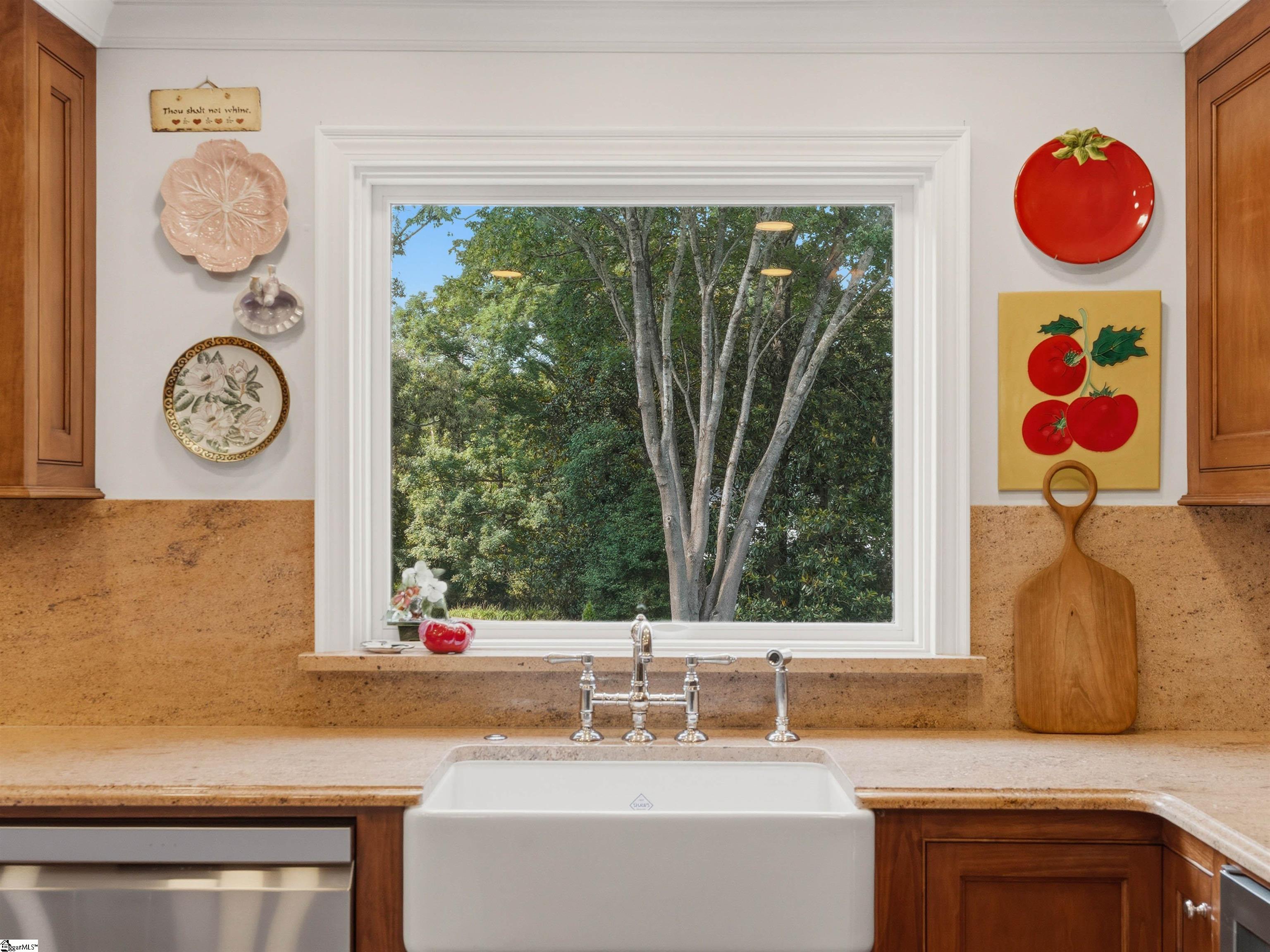 112 E Round Hill Road Property Photo 11