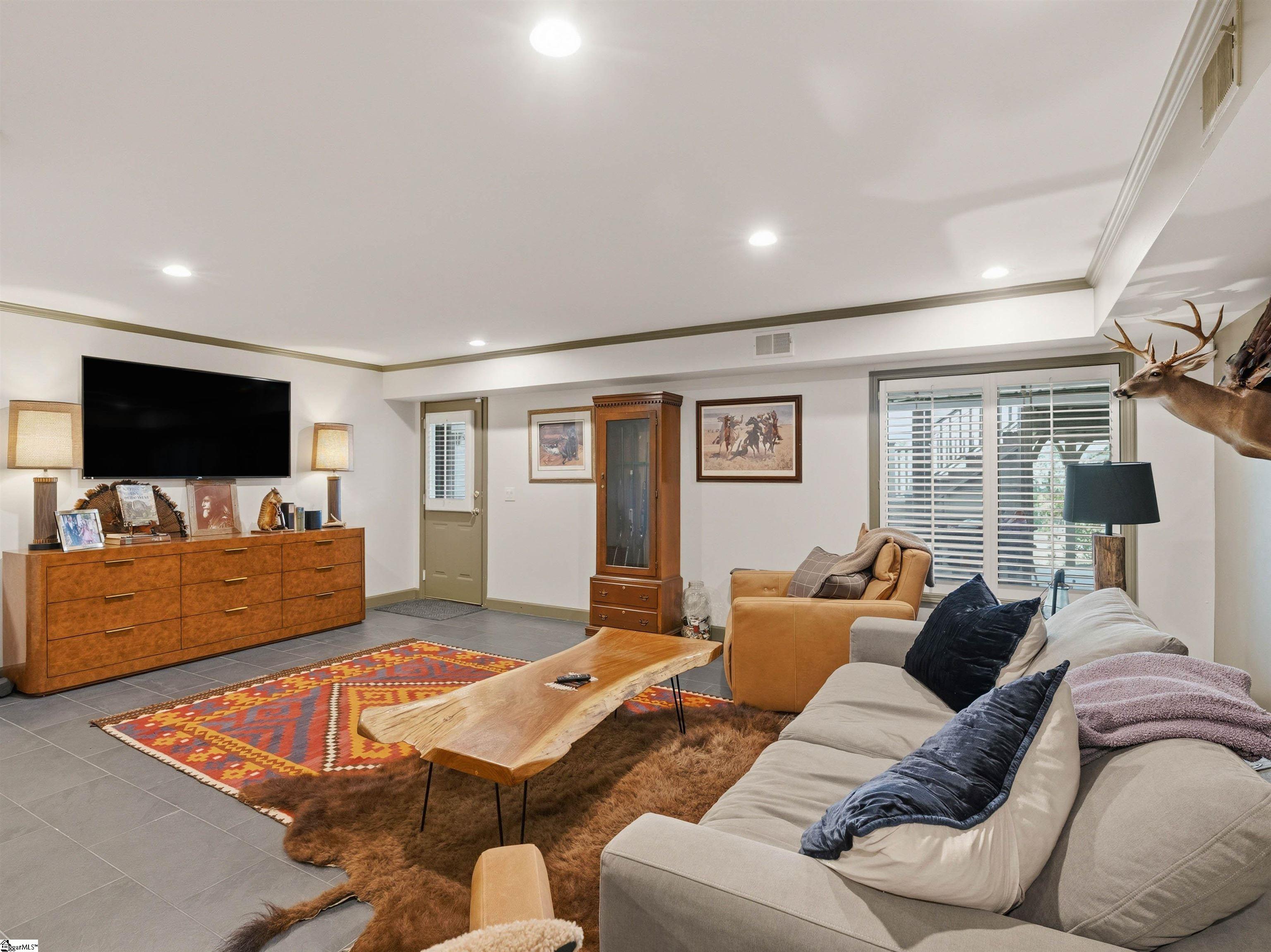 112 E Round Hill Road Property Photo 38