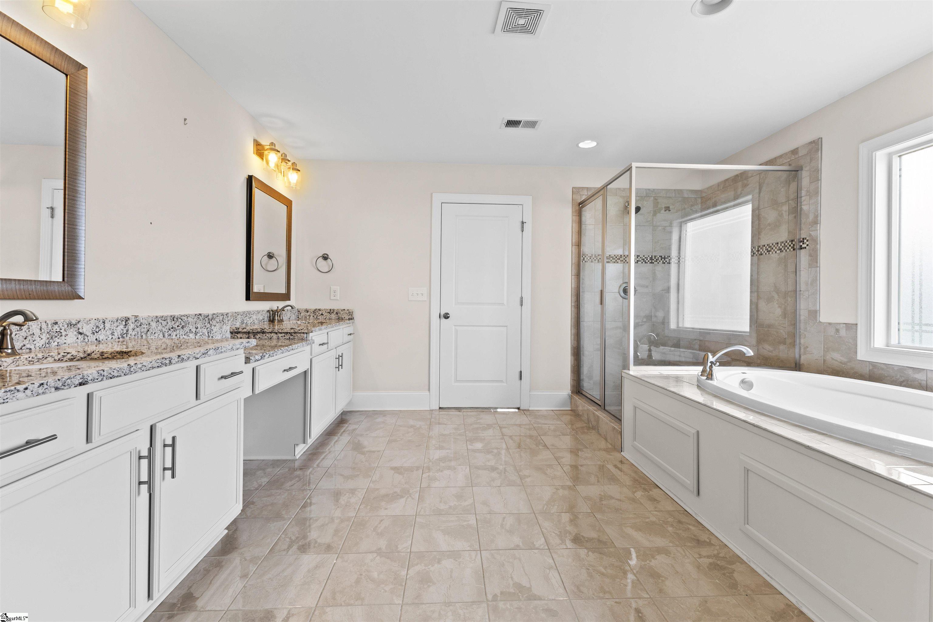 5 Lakeway Place Property Photo 25