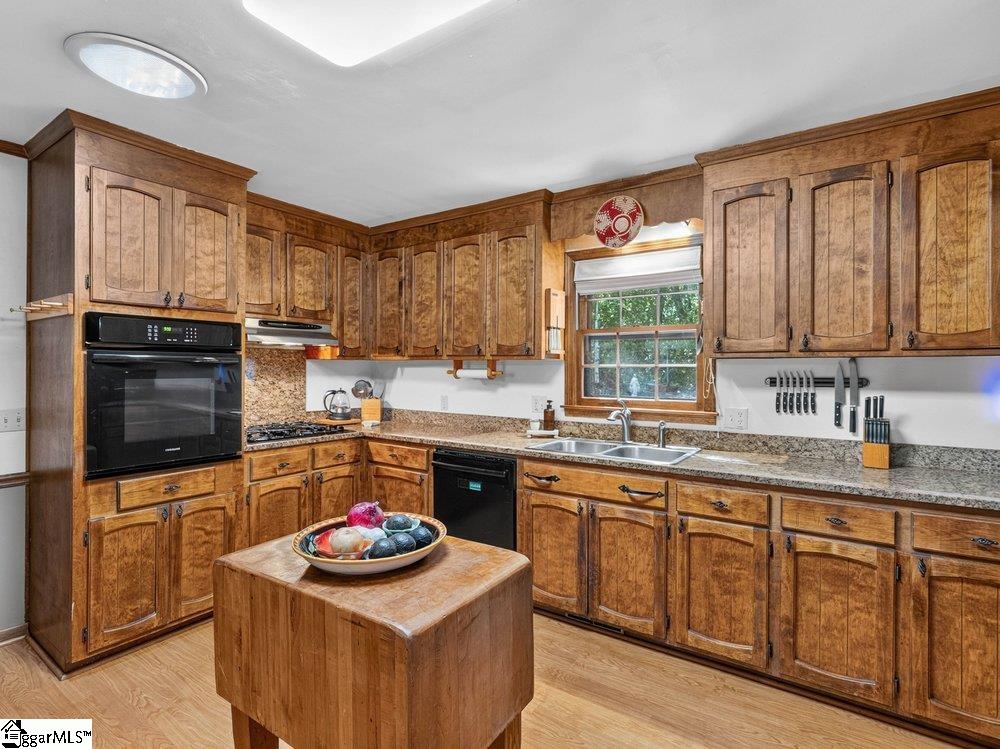 219 Oakwood Court Property Photo 6