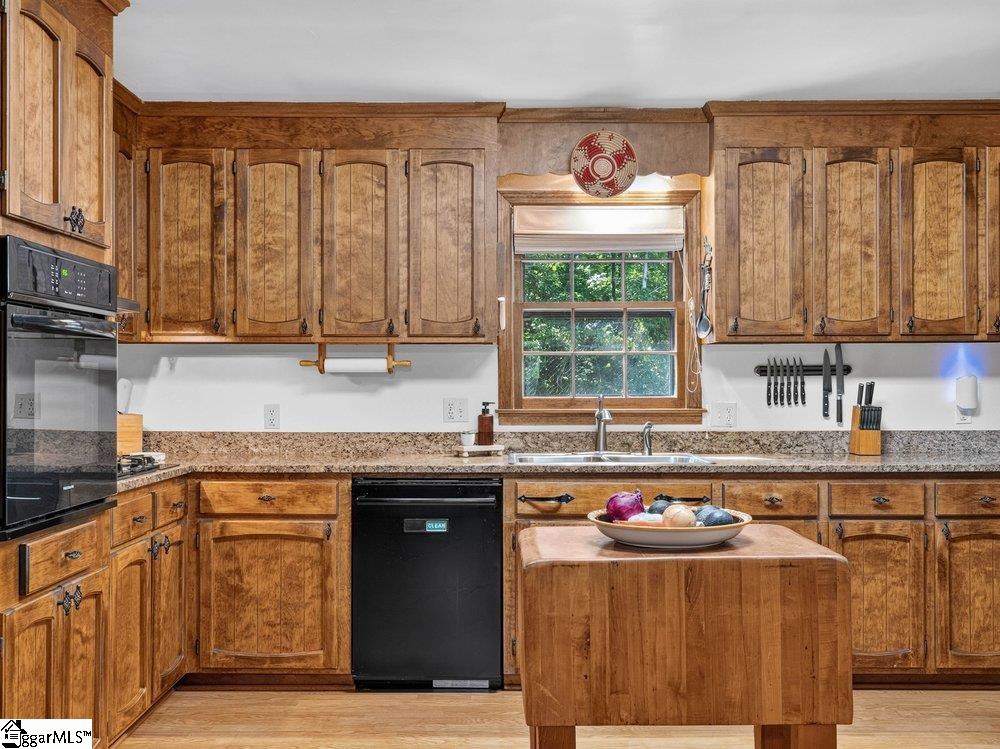 219 Oakwood Court Property Photo 7