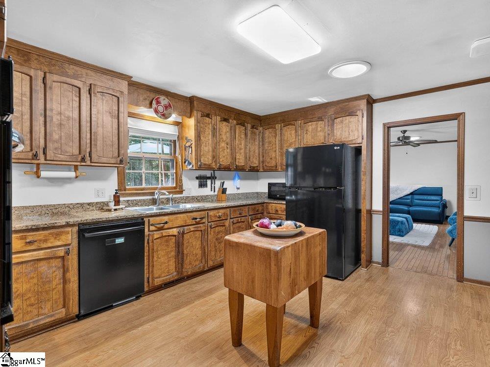 219 Oakwood Court Property Photo 8