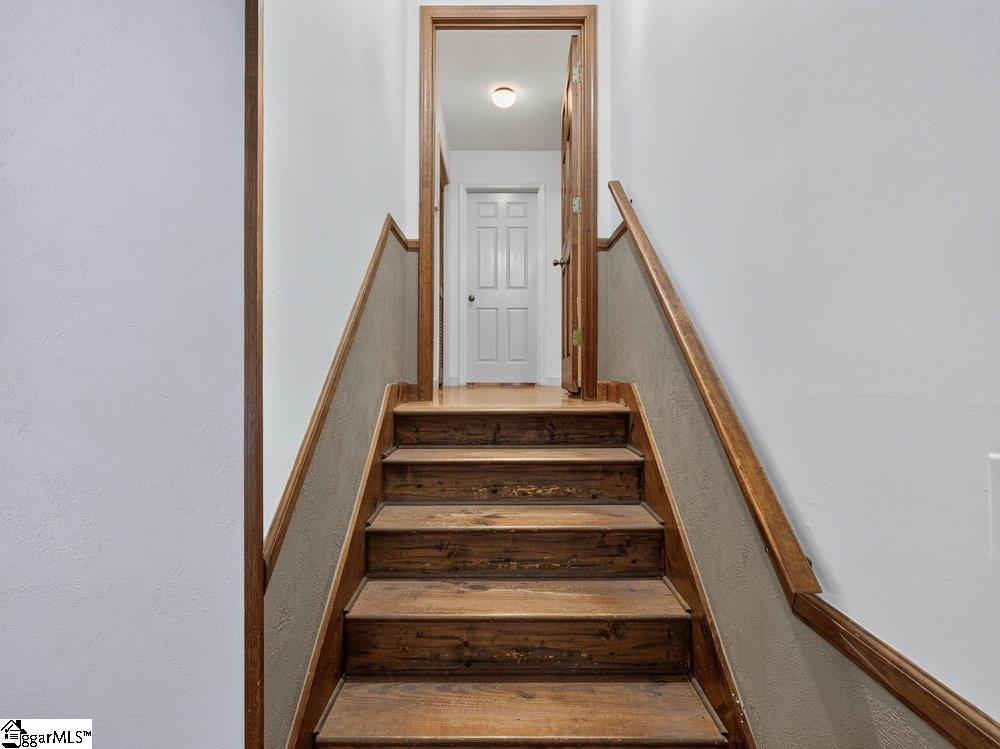 219 Oakwood Court Property Photo 14
