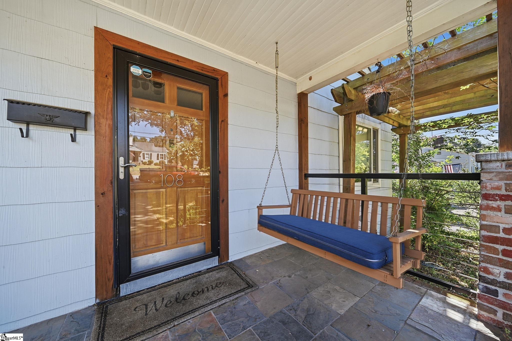 108 Hawthorne Lane Property Photo 3